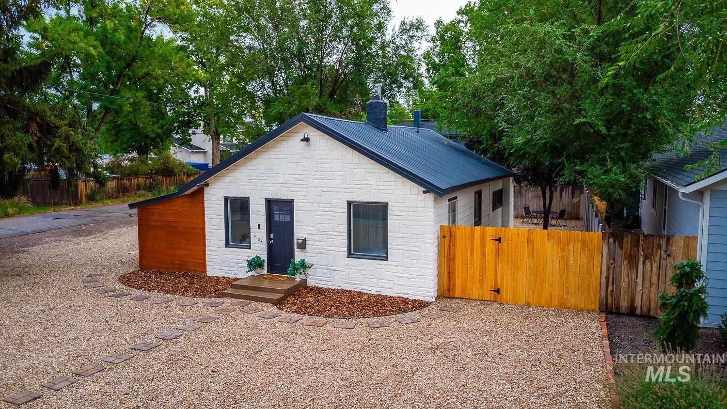 2104 S Owyhee, Boise, Idaho 83705, 3 Bedrooms, 2 Bathrooms, Residential For Sale, Price $424,000,MLS 98967887