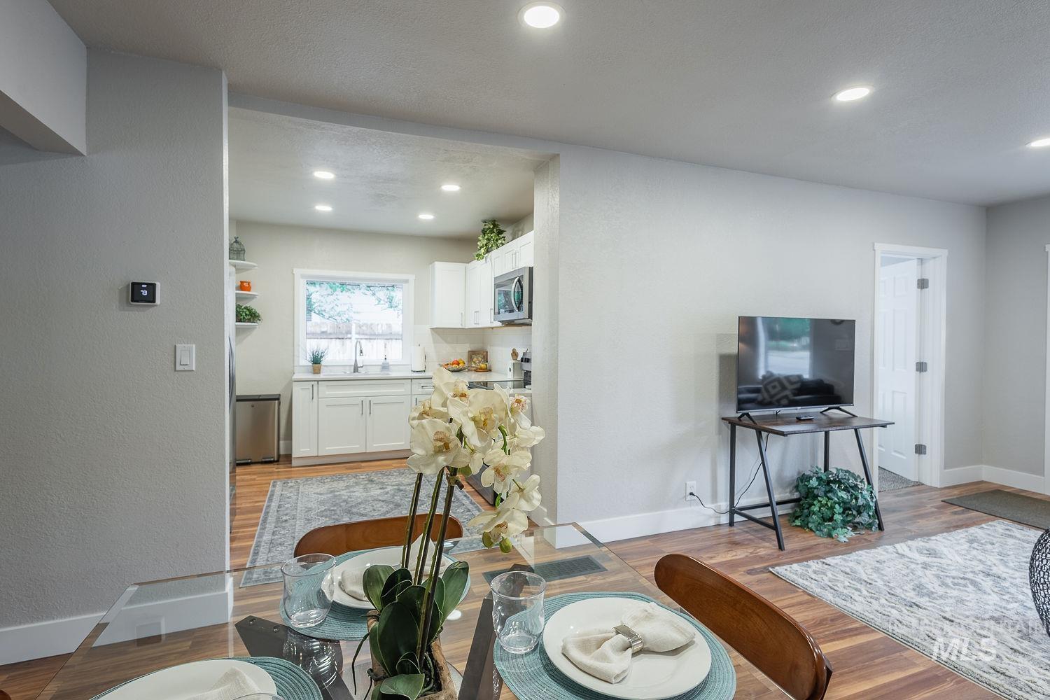 2104 S Owyhee, Boise, Idaho 83705, 3 Bedrooms, 2 Bathrooms, Residential For Sale, Price $424,000,MLS 98967887