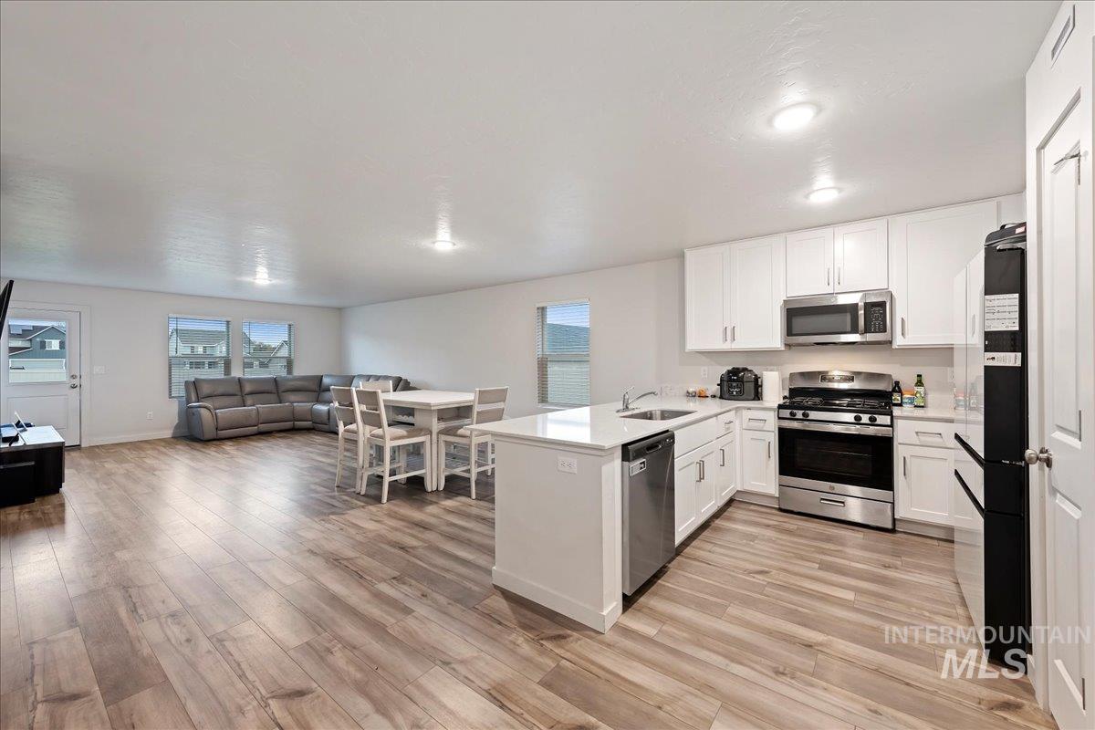 3264 E Mossy Rock Ct, Nampa, Idaho 83686, 3 Bedrooms, 2 Bathrooms, Residential For Sale, Price $379,998,MLS 98967903