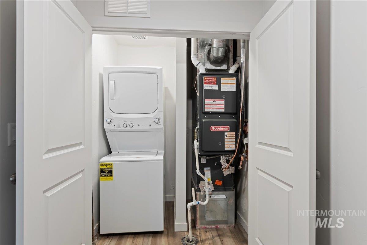 3264 E Mossy Rock Ct, Nampa, Idaho 83686, 3 Bedrooms, 2 Bathrooms, Residential For Sale, Price $379,998,MLS 98967903