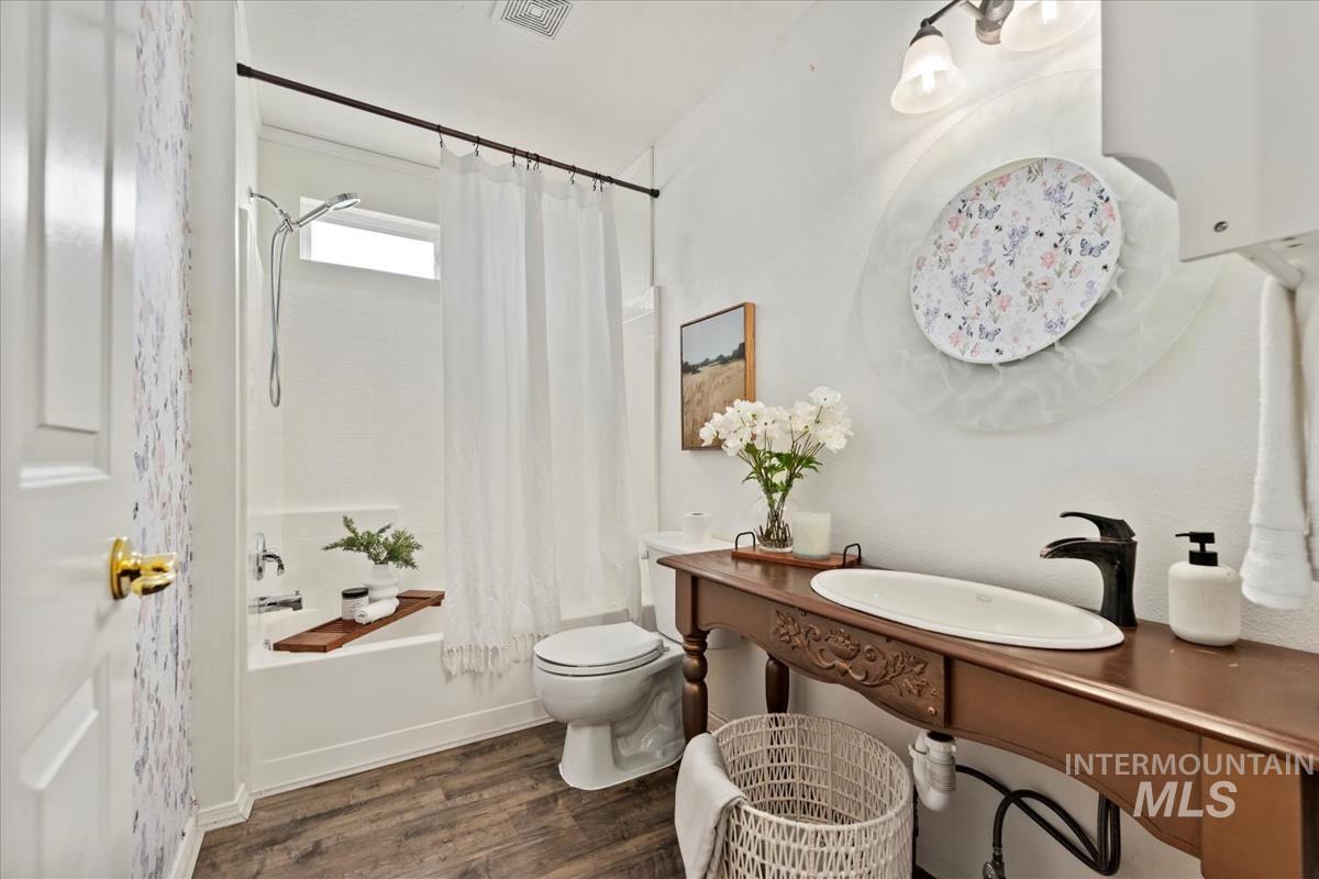 922 N Wakefield, Nampa, Idaho 83651, 3 Bedrooms, 2 Bathrooms, Residential For Sale, Price $335,000,MLS 98967904