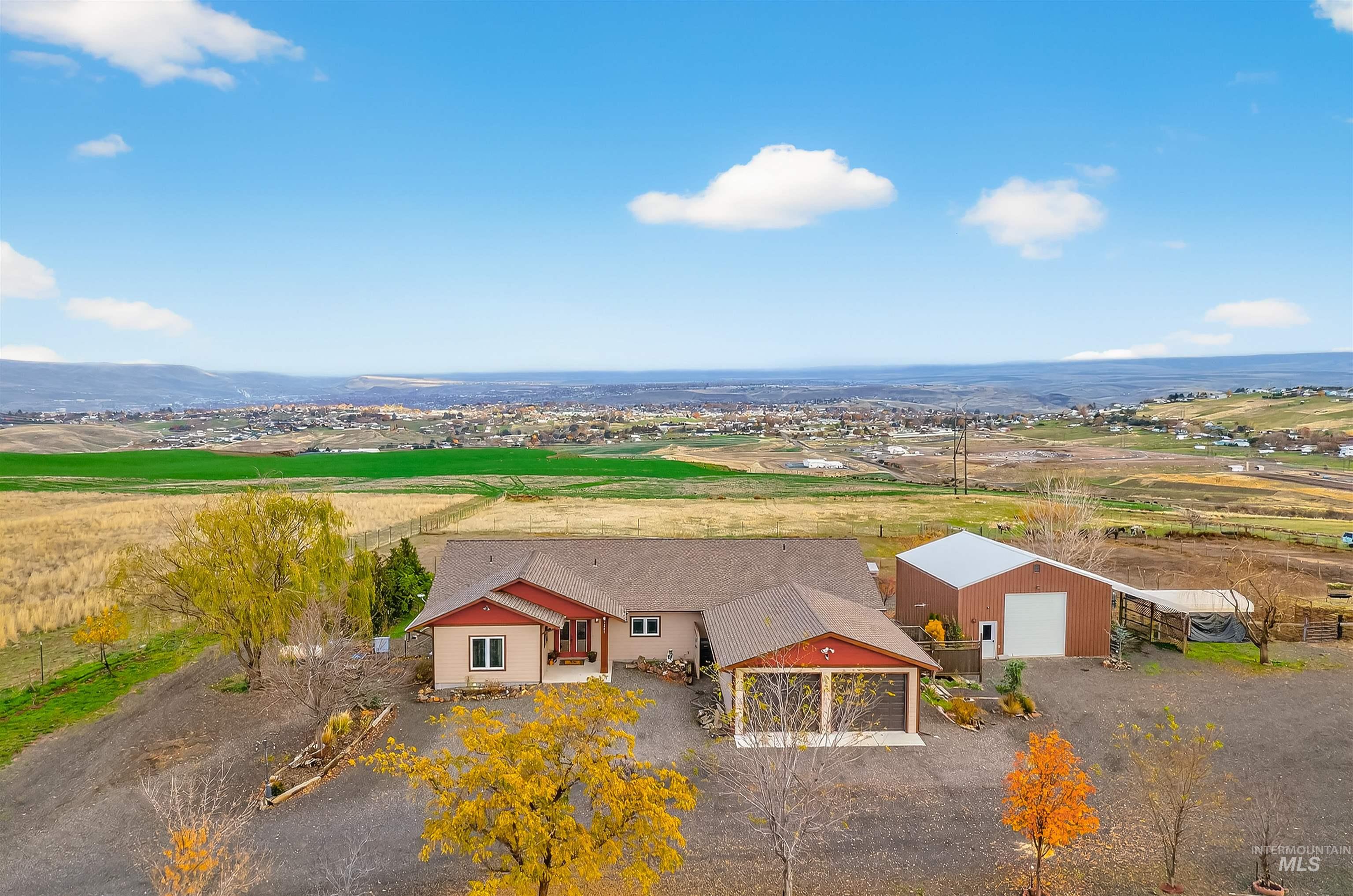1241 Amity Lane, Clarkston, Washington 99403, 3 Bedrooms, 3 Bathrooms, Residential For Sale, Price $789,900,MLS 98967912