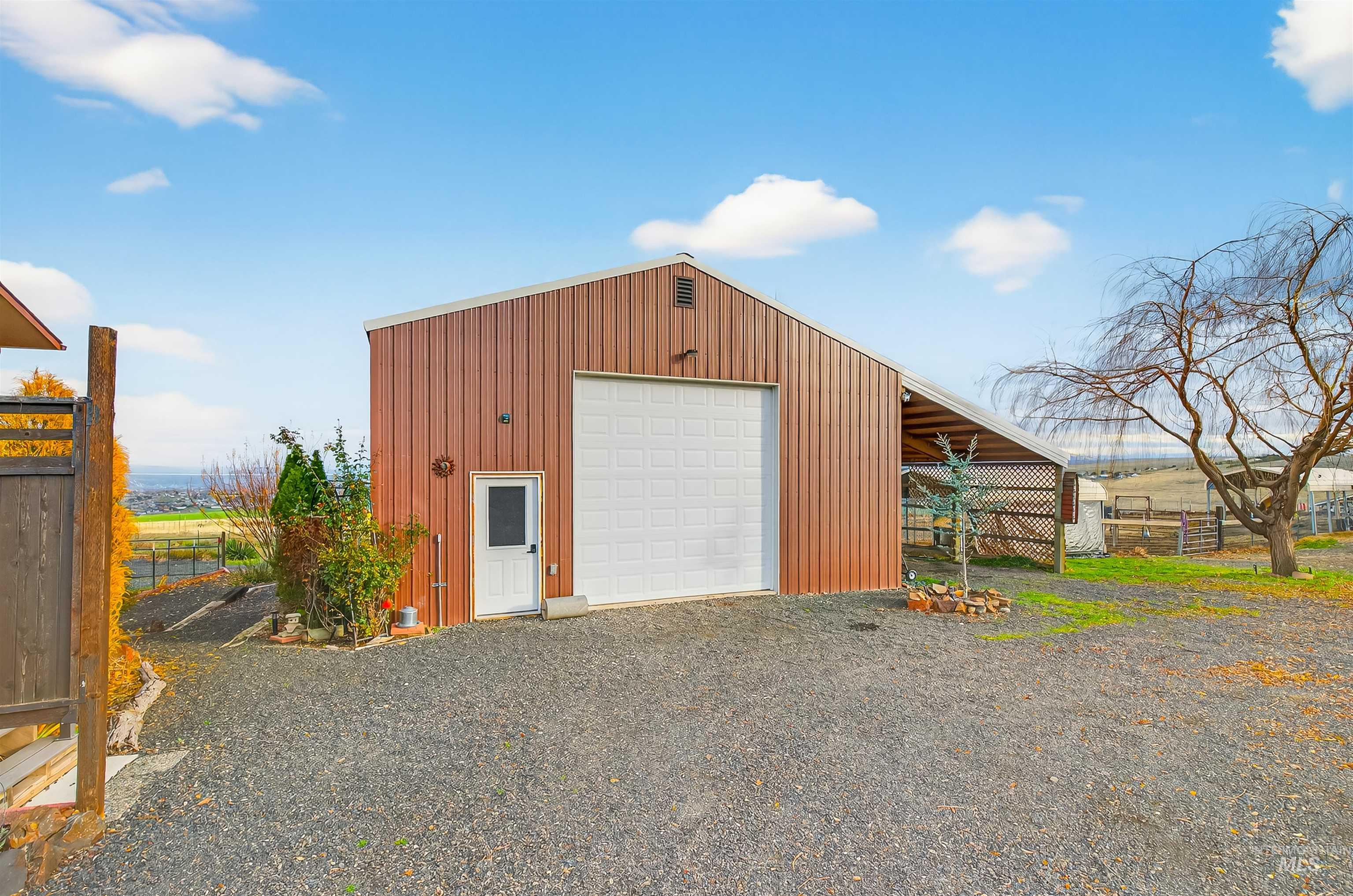 1241 Amity Lane, Clarkston, Washington 99403, 3 Bedrooms, 3 Bathrooms, Residential For Sale, Price $789,900,MLS 98967912