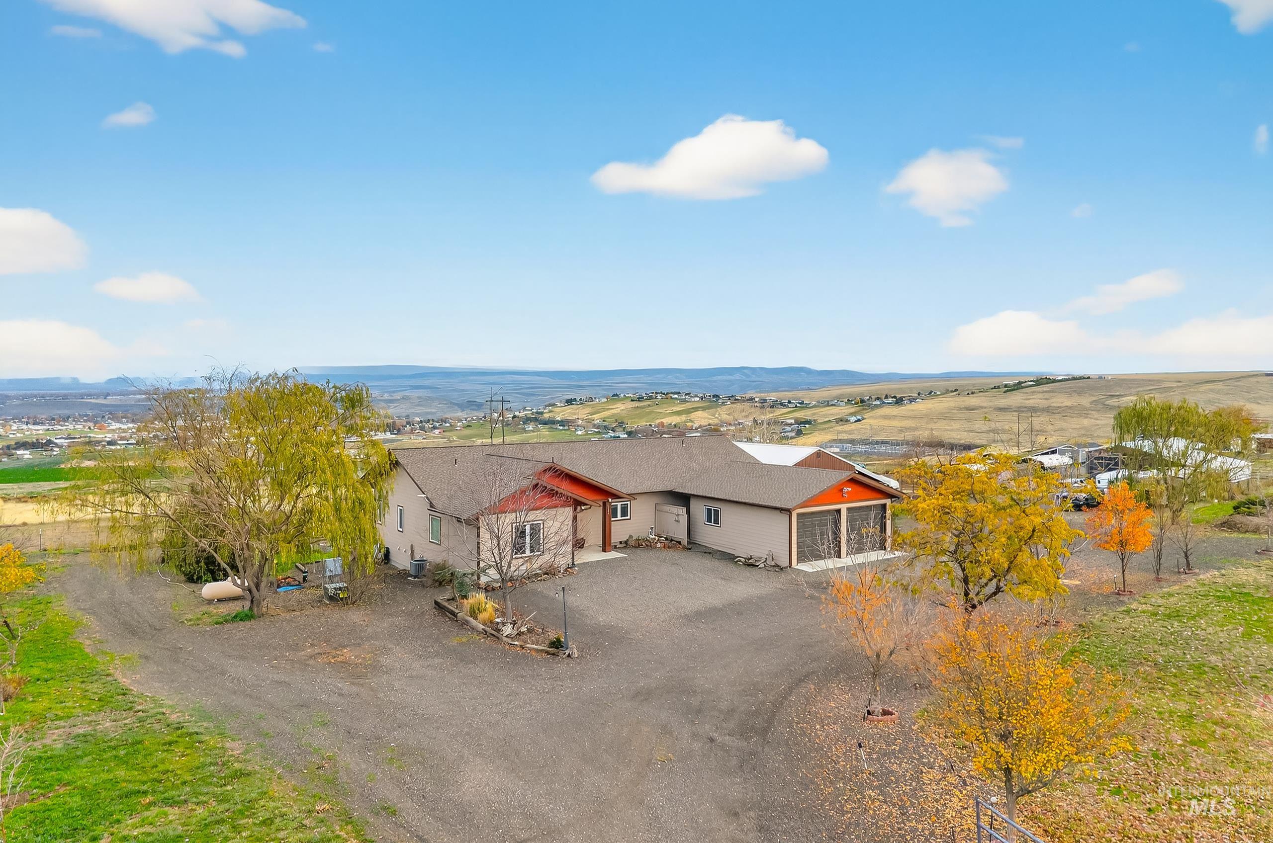 1241 Amity Lane, Clarkston, Washington 99403, 3 Bedrooms, 3 Bathrooms, Residential For Sale, Price $789,900,MLS 98967912