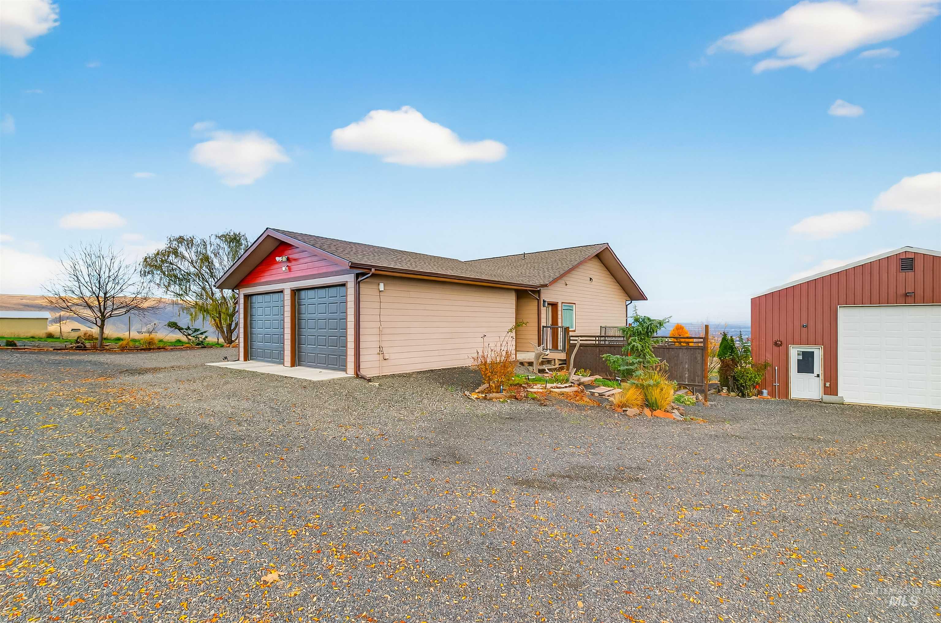 1241 Amity Lane, Clarkston, Washington 99403, 3 Bedrooms, 3 Bathrooms, Residential For Sale, Price $789,900,MLS 98967912