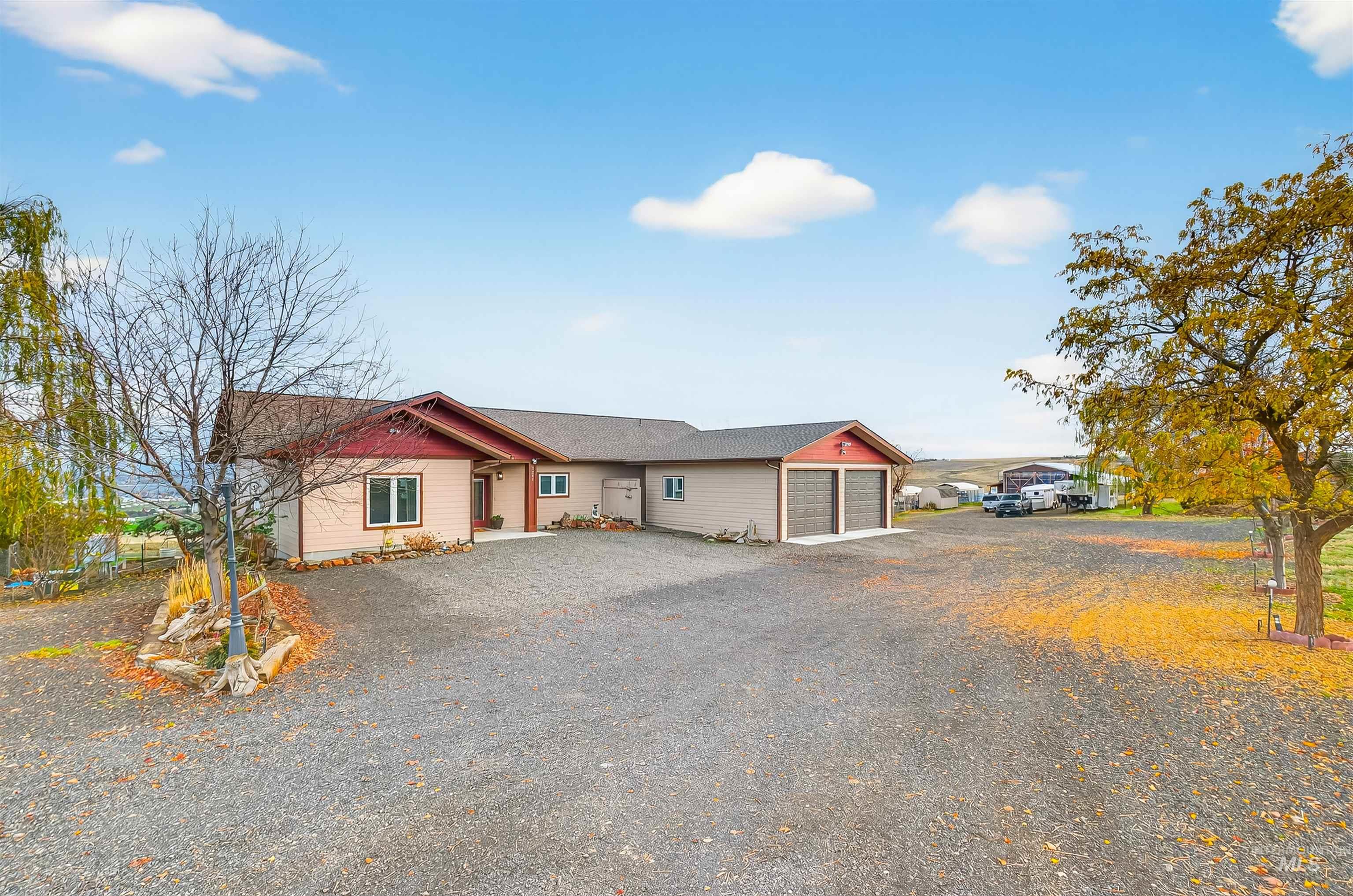 1241 Amity Lane, Clarkston, Washington 99403, 3 Bedrooms, 3 Bathrooms, Residential For Sale, Price $789,900,MLS 98967912