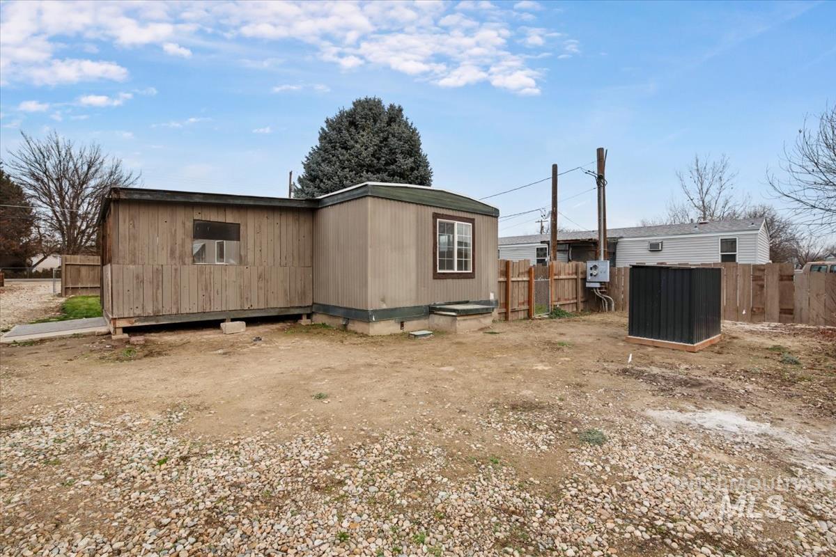 10167 W Maymie Rd., Boise, Idaho 83714, 3 Bedrooms, 2 Bathrooms, Residential For Sale, Price $285,000,MLS 98967937