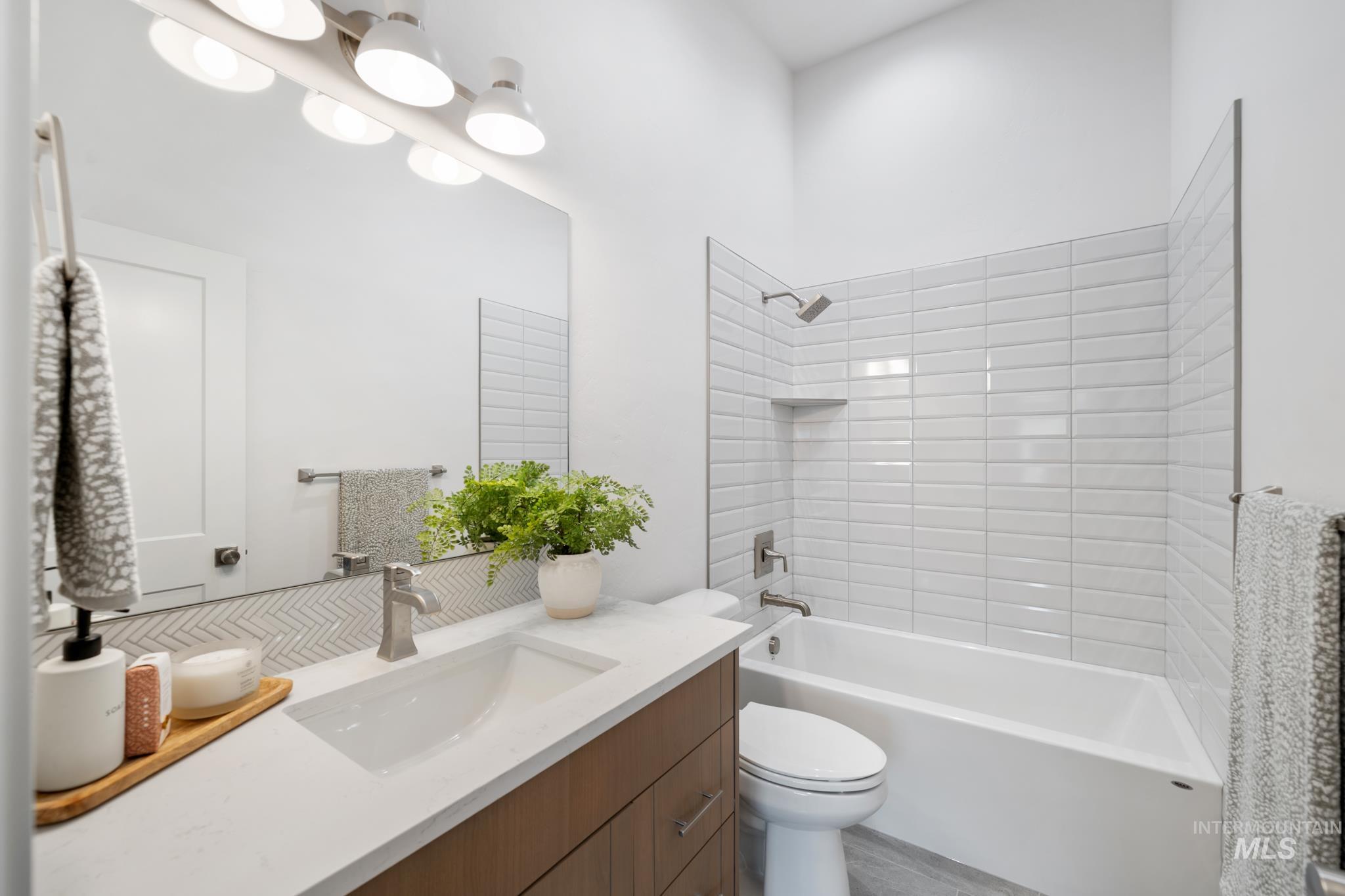 5281 N River Water Lane, Garden City, Idaho 83714, 2 Bedrooms, 3 Bathrooms, Residential For Sale, Price $742,900,MLS 98967974