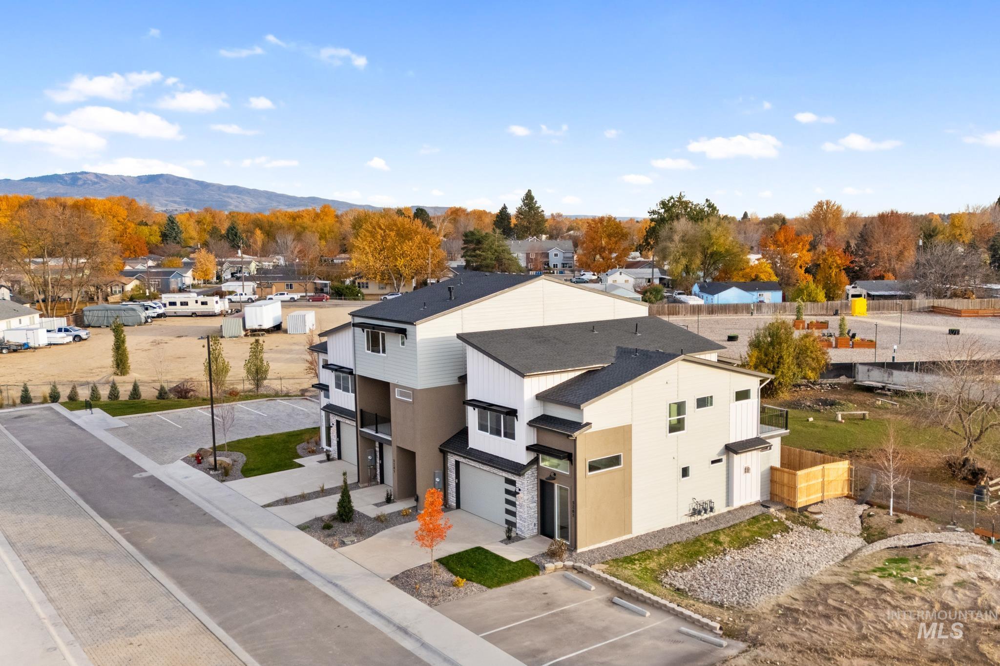 5281 N River Water Lane, Garden City, Idaho 83714, 2 Bedrooms, 3 Bathrooms, Residential For Sale, Price $742,900,MLS 98967974