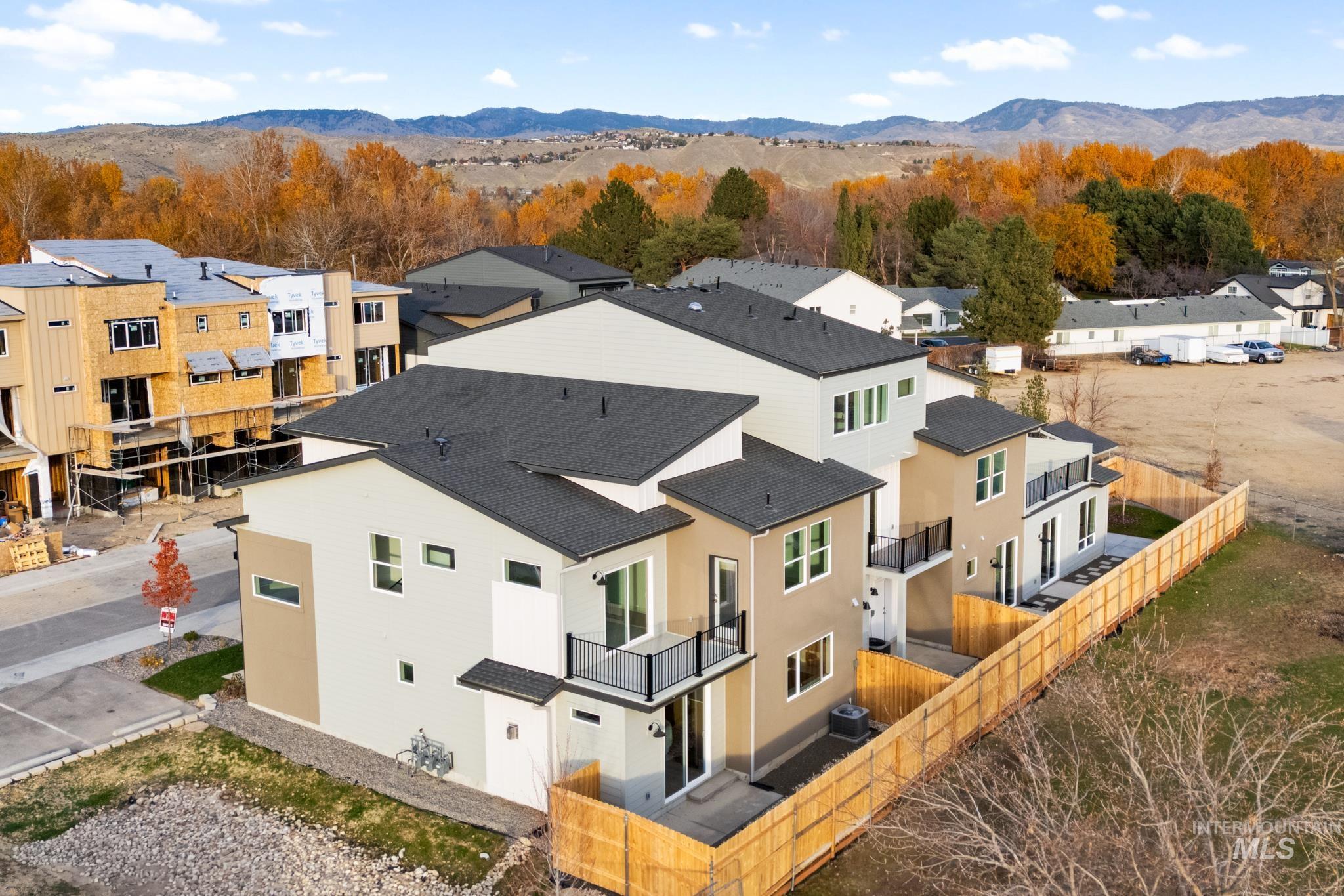 5281 N River Water Lane, Garden City, Idaho 83714, 2 Bedrooms, 3 Bathrooms, Residential For Sale, Price $742,900,MLS 98967974