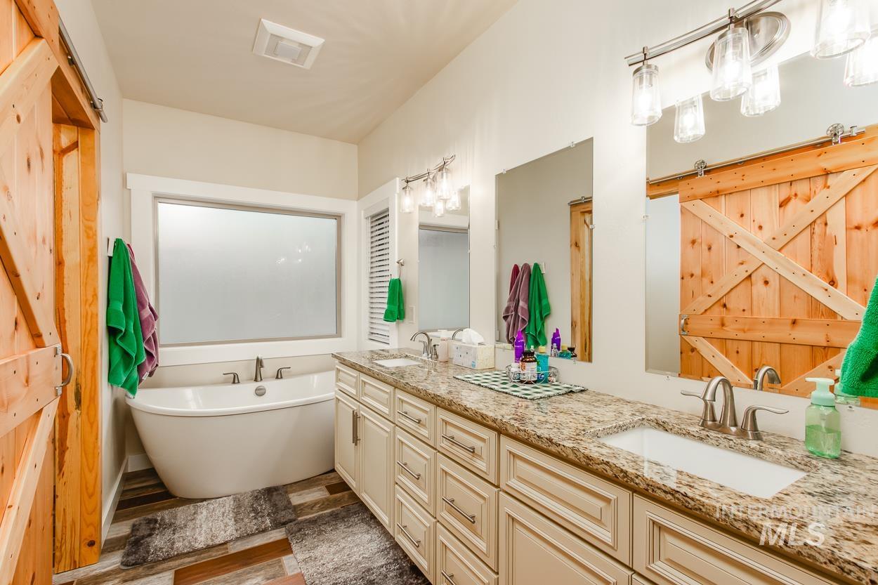 467 Gold Fork Rd, Donnelly, Idaho 83615, 5 Bedrooms, 4 Bathrooms, Residential For Sale, Price $2,390,000, 98967997