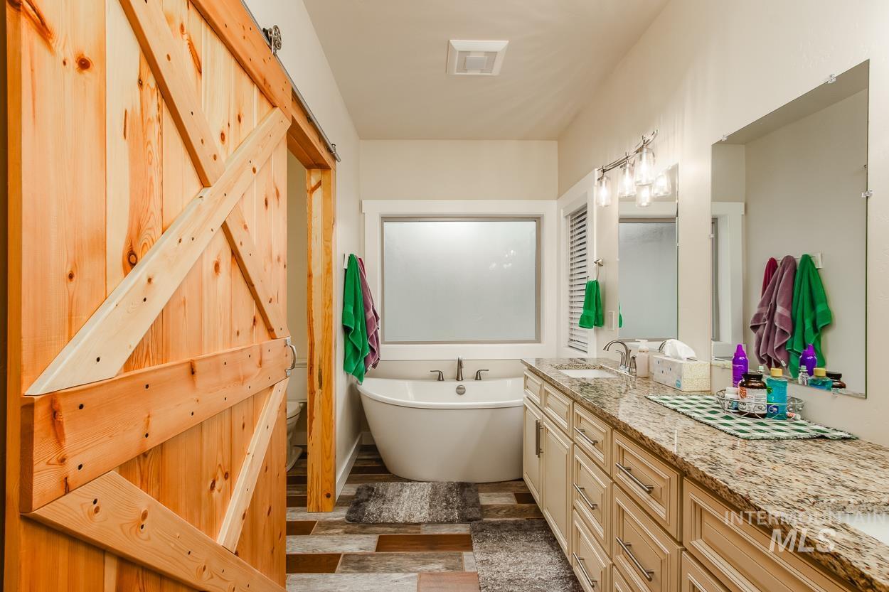 467 Gold Fork Rd, Donnelly, Idaho 83615, 5 Bedrooms, 4 Bathrooms, Residential For Sale, Price $2,390,000, 98967997