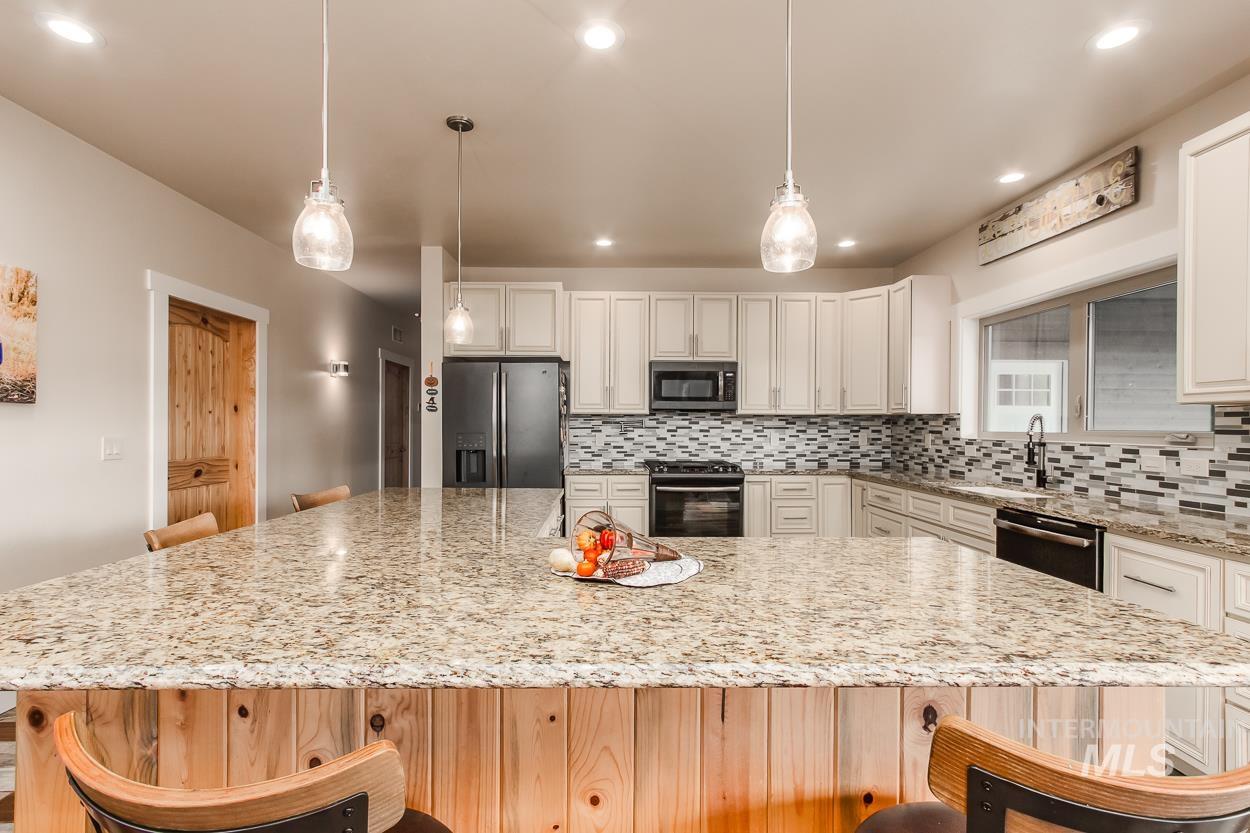 467 Gold Fork Rd, Donnelly, Idaho 83615, 5 Bedrooms, 4 Bathrooms, Residential For Sale, Price $2,390,000, 98967997