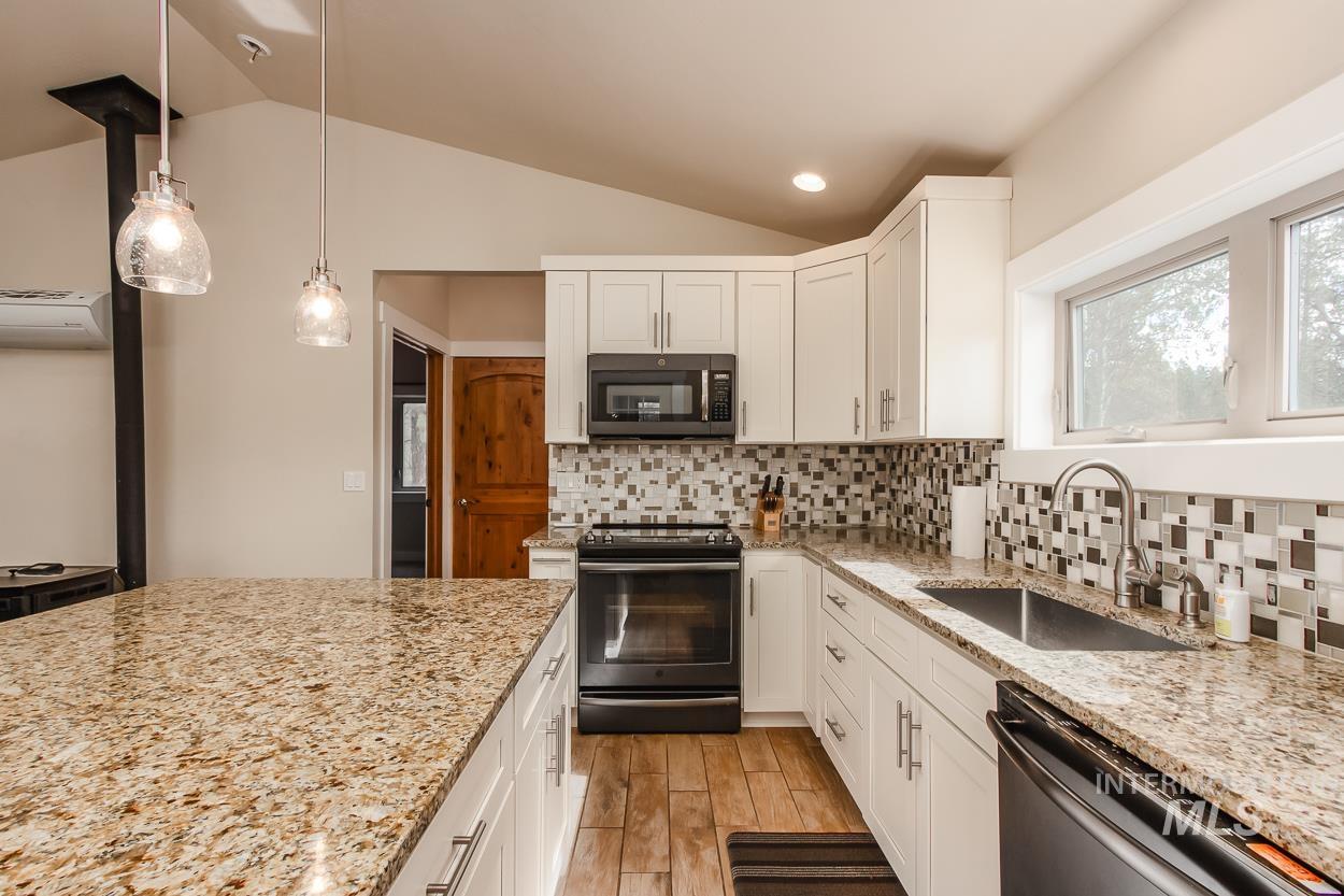 467 Gold Fork Rd, Donnelly, Idaho 83615, 5 Bedrooms, 4 Bathrooms, Residential For Sale, Price $2,390,000, 98967997