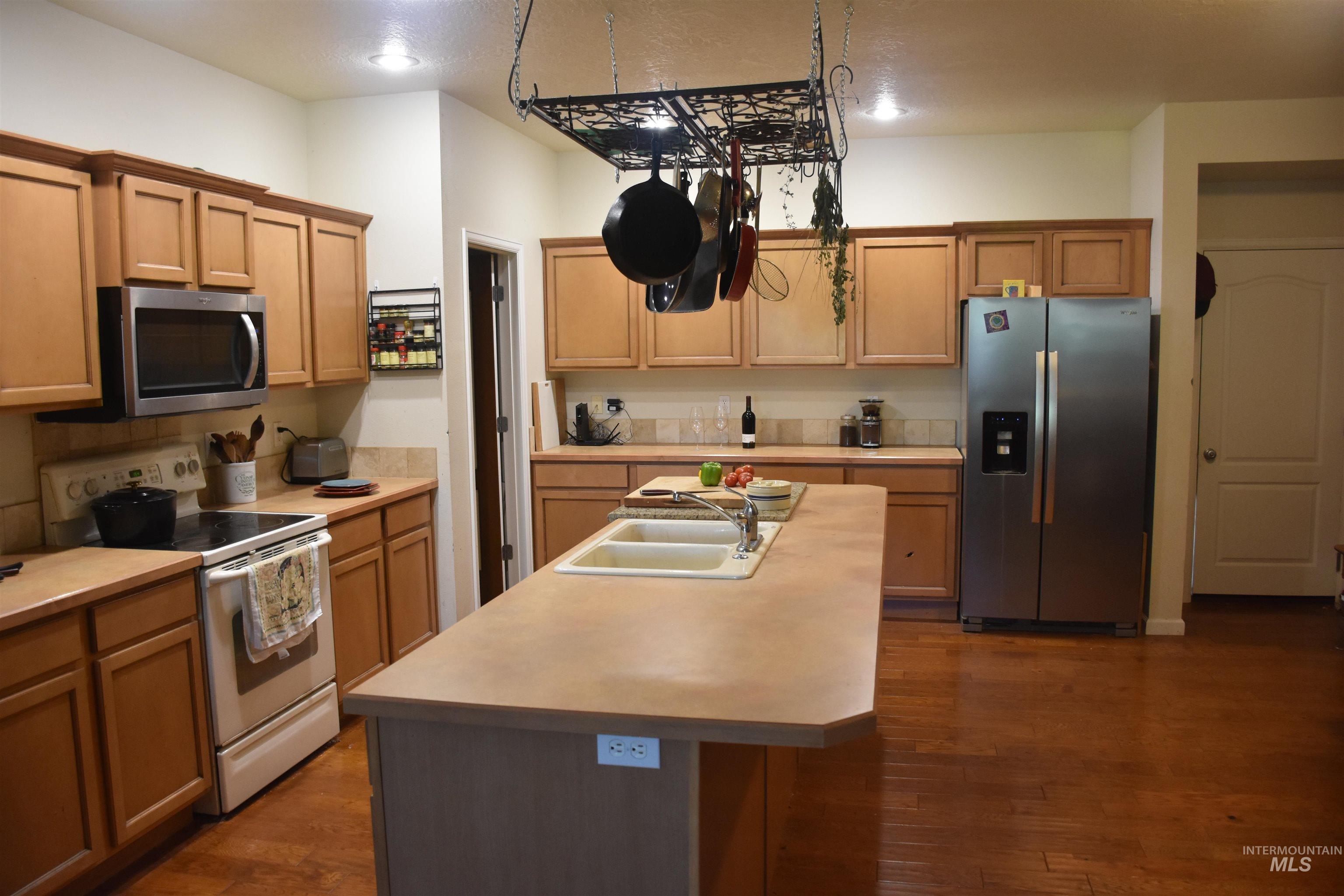 915 N Glen Aspen, Star, Idaho 83669, 3 Bedrooms, 3 Bathrooms, Residential For Sale, Price $730,000, 98968010