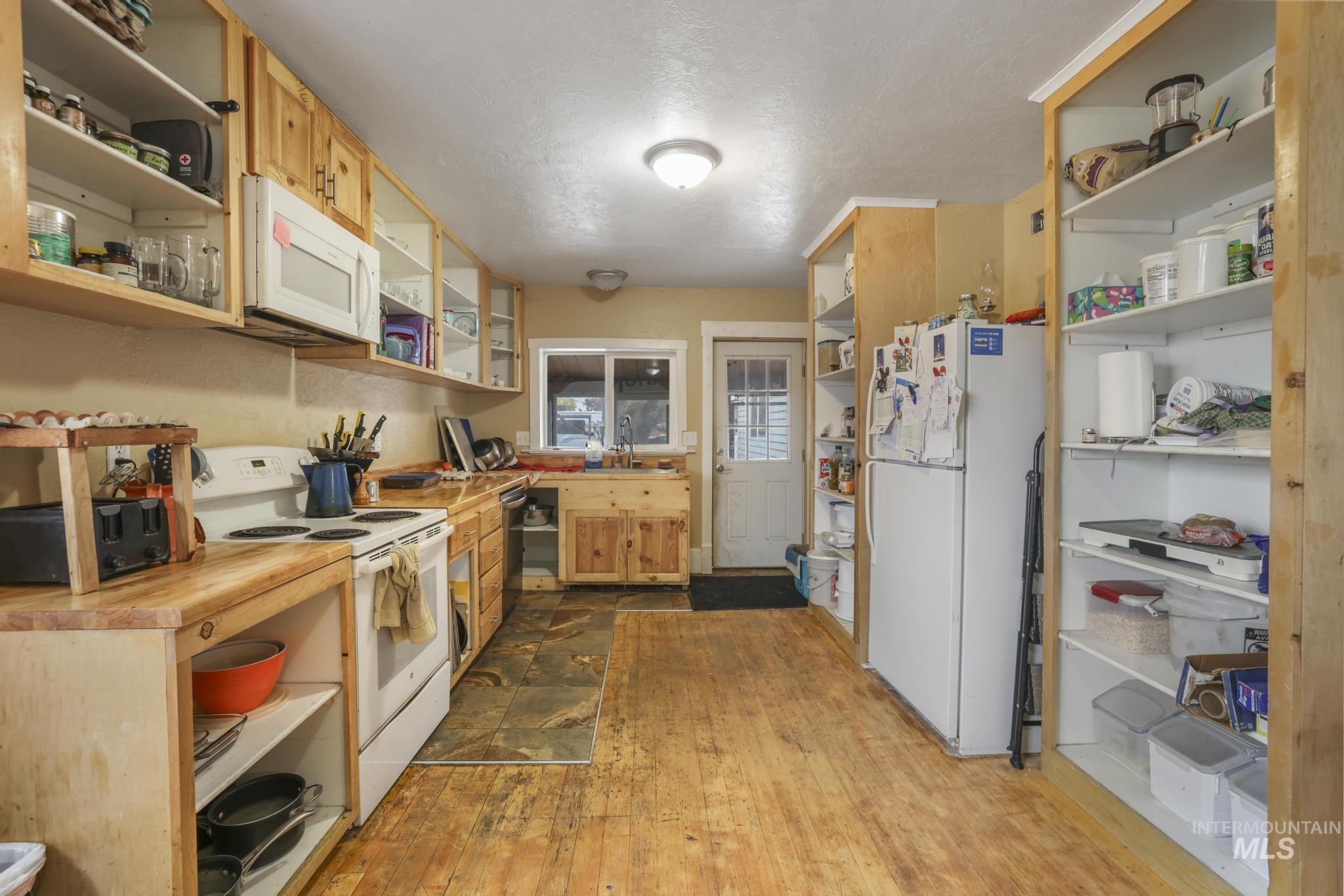 409 1st St E, Hansen, Idaho 83334, 5 Bedrooms, 3 Bathrooms, Residential For Sale, Price $435,000,MLS 98968068