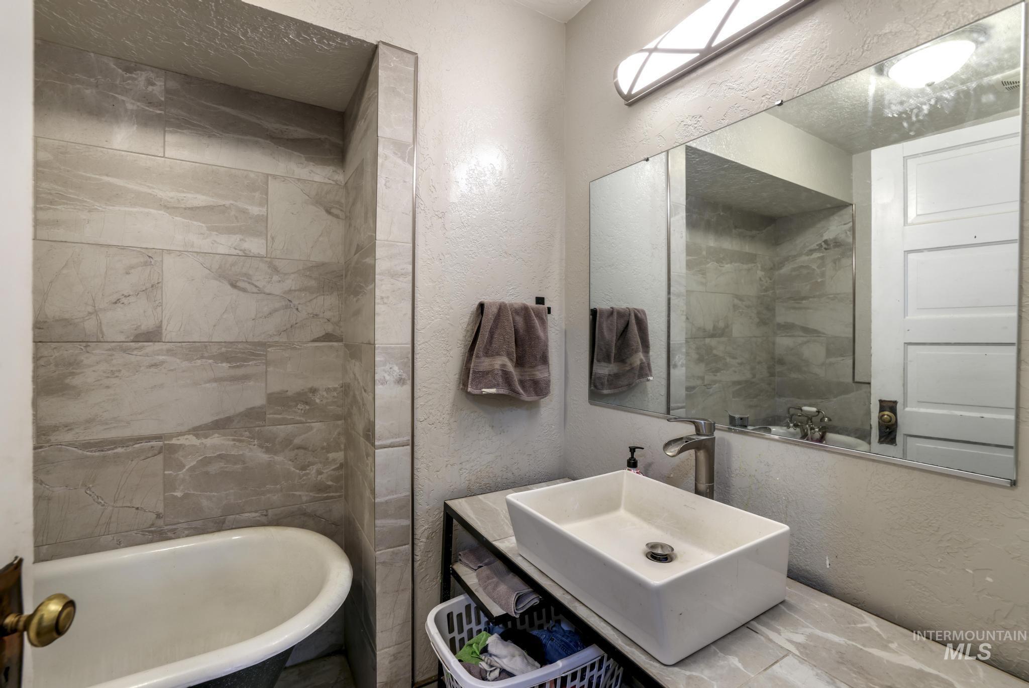 409 1st St E, Hansen, Idaho 83334, 5 Bedrooms, 3 Bathrooms, Residential For Sale, Price $445,000, 98968068