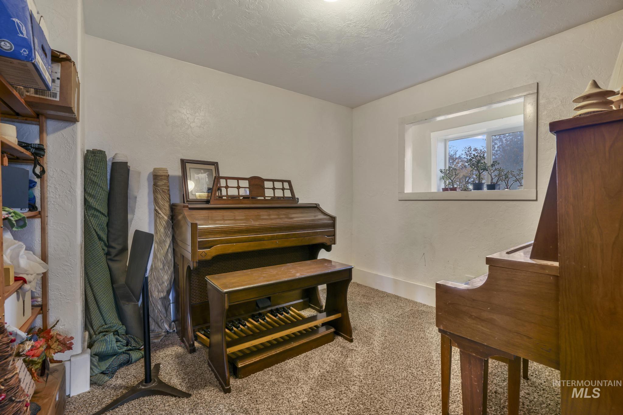 409 1st St E, Hansen, Idaho 83334, 5 Bedrooms, 3 Bathrooms, Residential For Sale, Price $445,000, 98968068