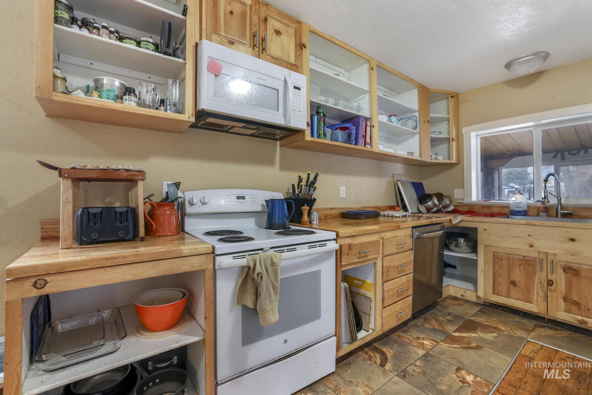 409 1st St E, Hansen, Idaho 83334, 5 Bedrooms, 3 Bathrooms, Residential For Sale, Price $435,000,MLS 98968068