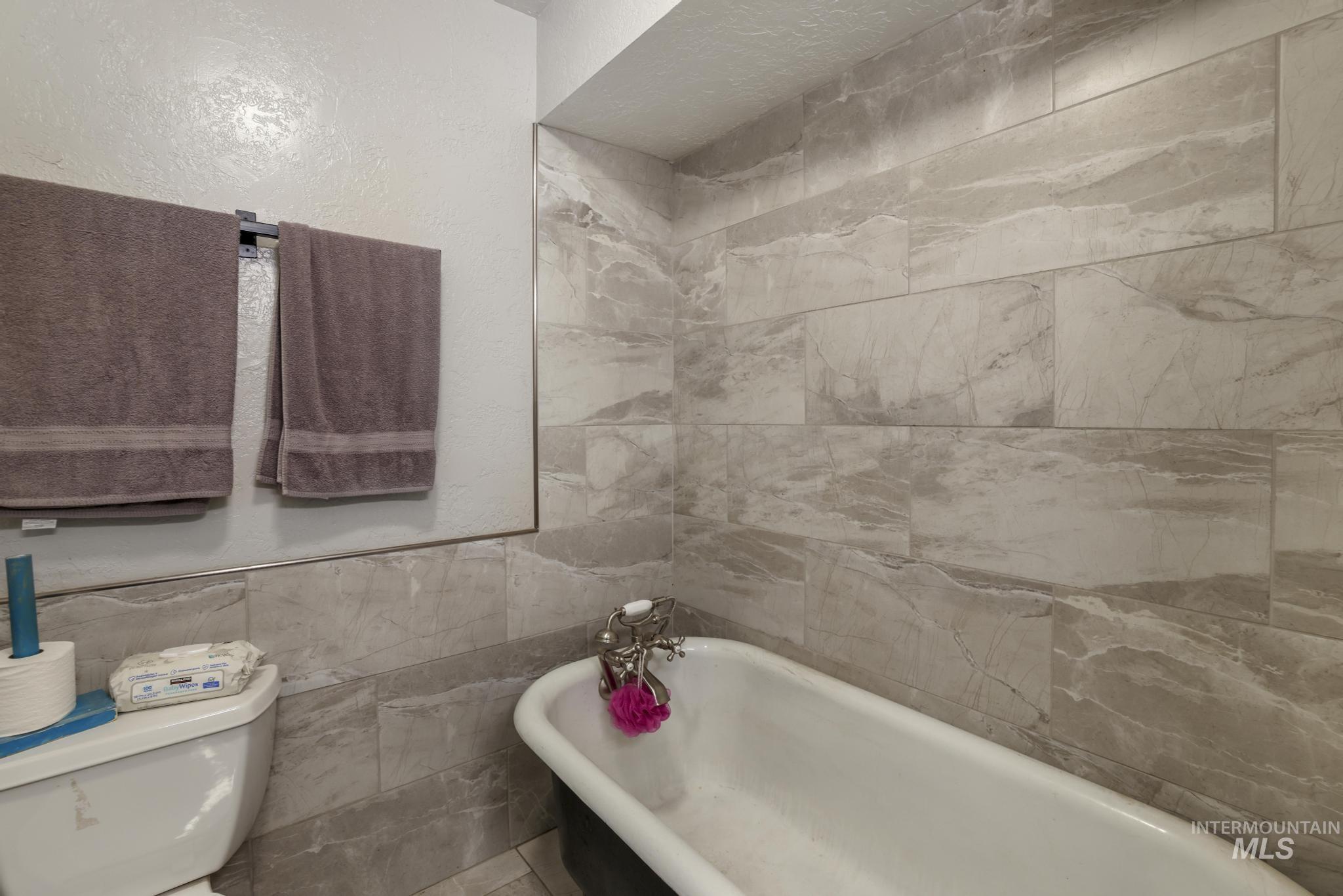 409 1st St E, Hansen, Idaho 83334, 5 Bedrooms, 3 Bathrooms, Residential For Sale, Price $445,000, 98968068