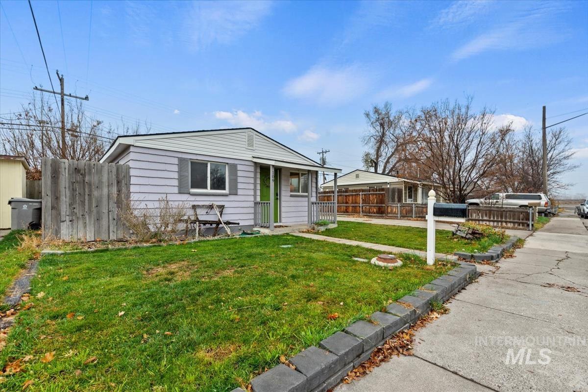 109 E 8th N, Mountain Home, Idaho 83647, 2 Bedrooms, 1 Bathroom, Residential For Sale, Price $228,000,MLS 98968082