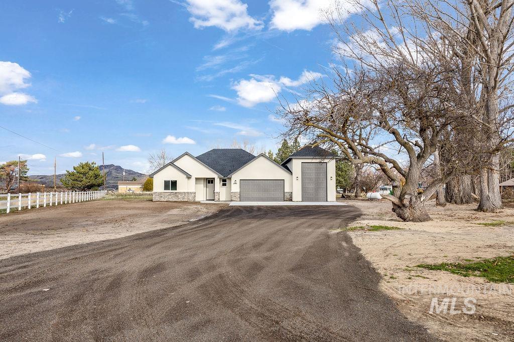 2910 Cottonwood Ln, Emmett, Idaho 83617, 3 Bedrooms, 2 Bathrooms, Residential For Sale, Price $824,900,MLS 98968089