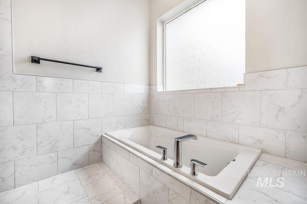 2910 Cottonwood Ln, Emmett, Idaho 83716, 3 Bedrooms, 2 Bathrooms, Residential For Sale, Price $824,900,MLS 98968089