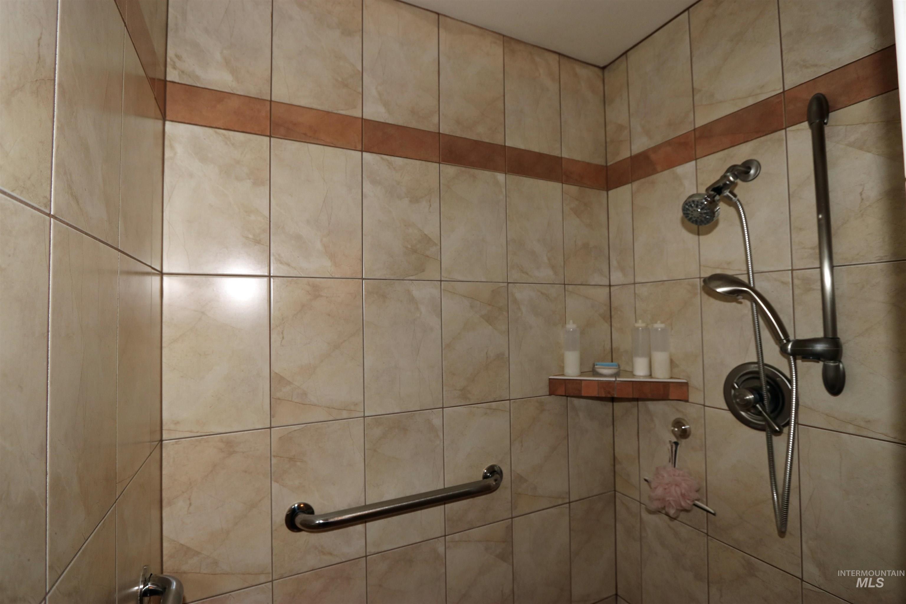 20044 Orchard Lane, Lenore, Idaho 83541, 2 Bedrooms, 2 Bathrooms, Residential For Sale, Price $775,000,MLS 98968090