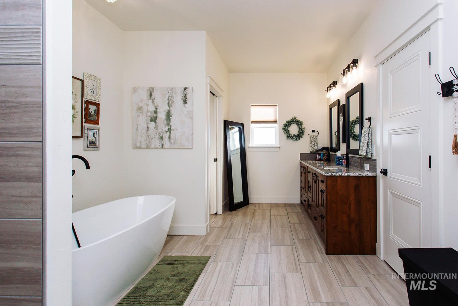 4089 N 2280 E, Filer, Idaho 83328, 5 Bedrooms, 3 Bathrooms, Residential For Sale, Price $899,000,MLS 98968091