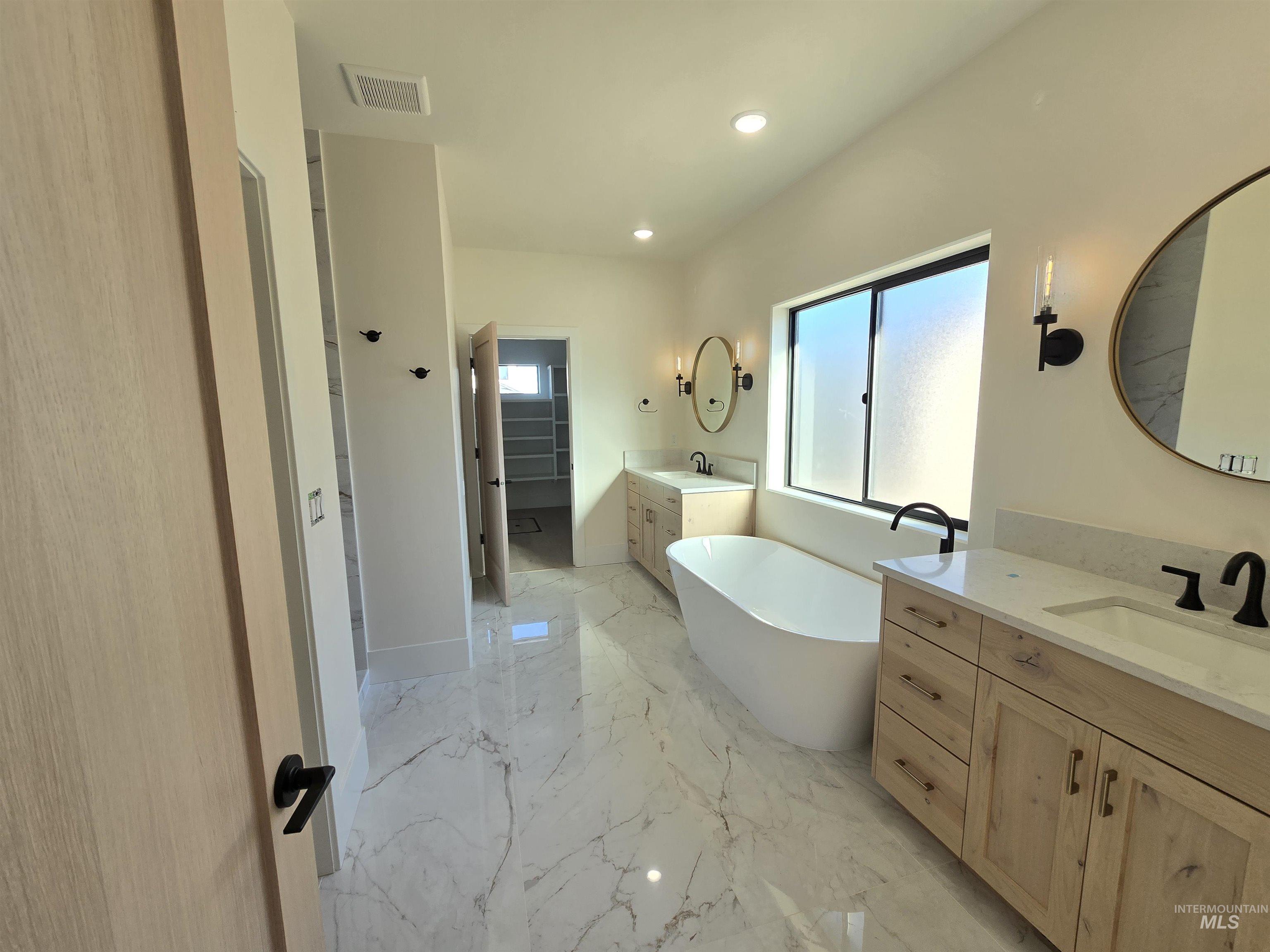 1517 Mountain View Dr., Twin Falls, Idaho 83301, 4 Bedrooms, 3 Bathrooms, Residential For Sale, Price $795,000,MLS 98968095