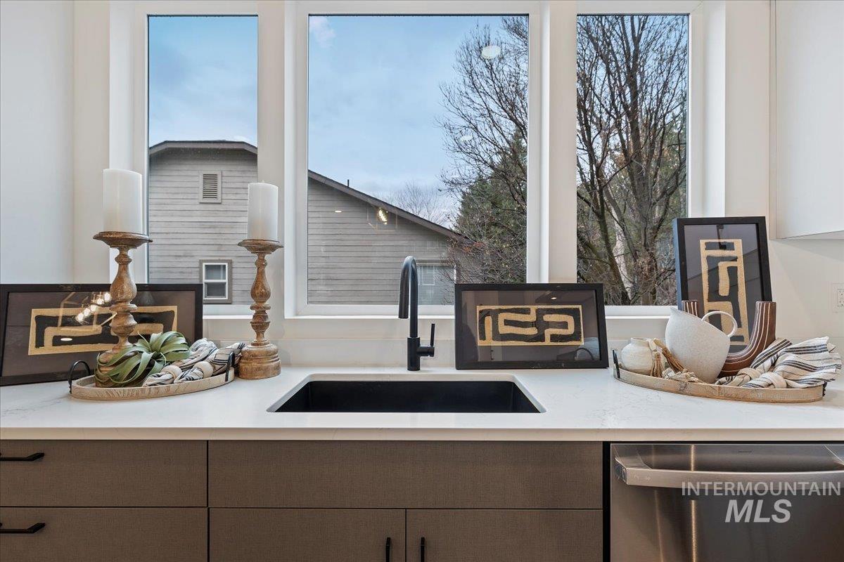 2043 S Makar Ln, Boise, Idaho 83706, 3 Bedrooms, 3.5 Bathrooms, Residential For Sale, Price $795,000,MLS 98968120