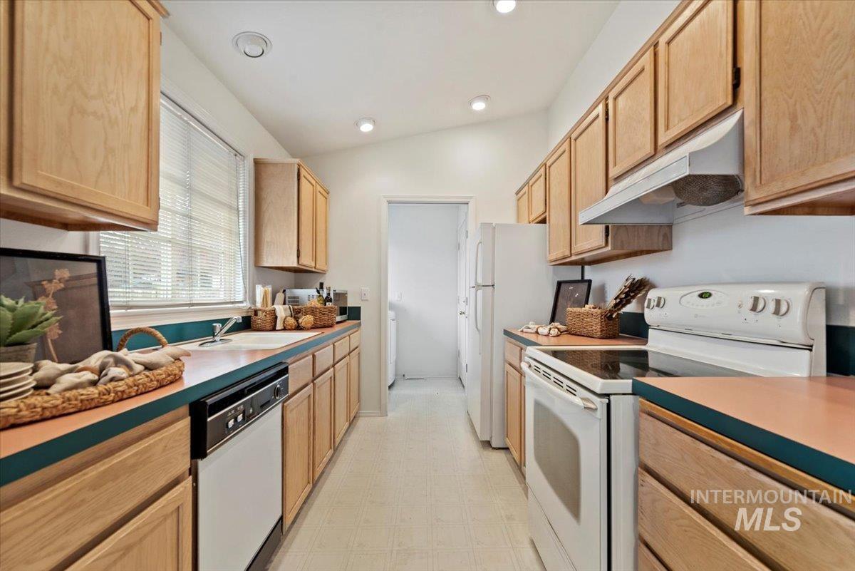 698 S Malaga Ln, Boise, Idaho 83709, 3 Bedrooms, 2 Bathrooms, Residential For Sale, Price $368,500,MLS 98968205