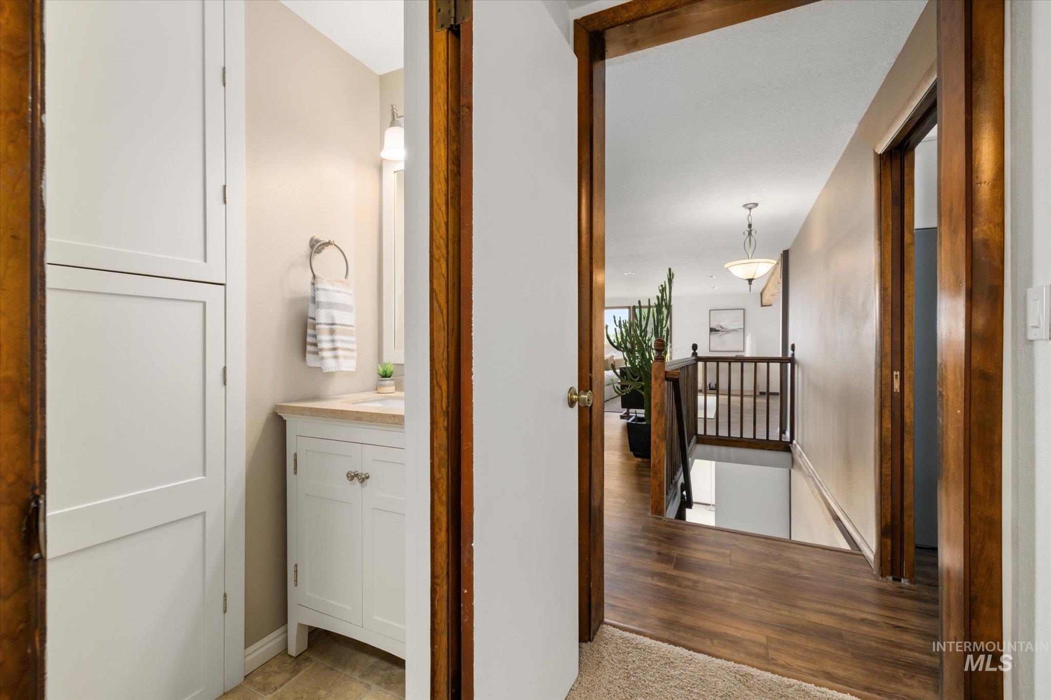 2199 S Ridge Point Way, Boise, Idaho 83712, 4 Bedrooms, 2.5 Bathrooms, Residential For Sale, Price $825,000,MLS 98968209