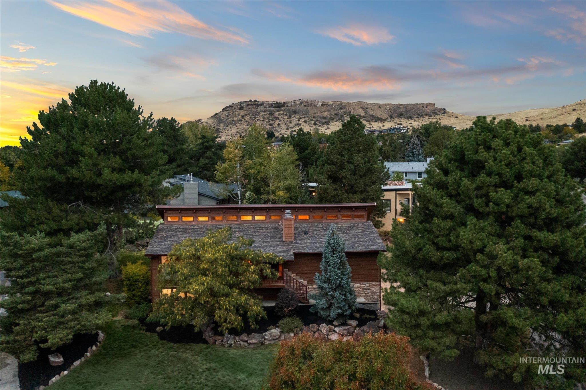 2199 S Ridge Point Way, Boise, Idaho 83712, 4 Bedrooms, 2.5 Bathrooms, Residential For Sale, Price $825,000,MLS 98968209