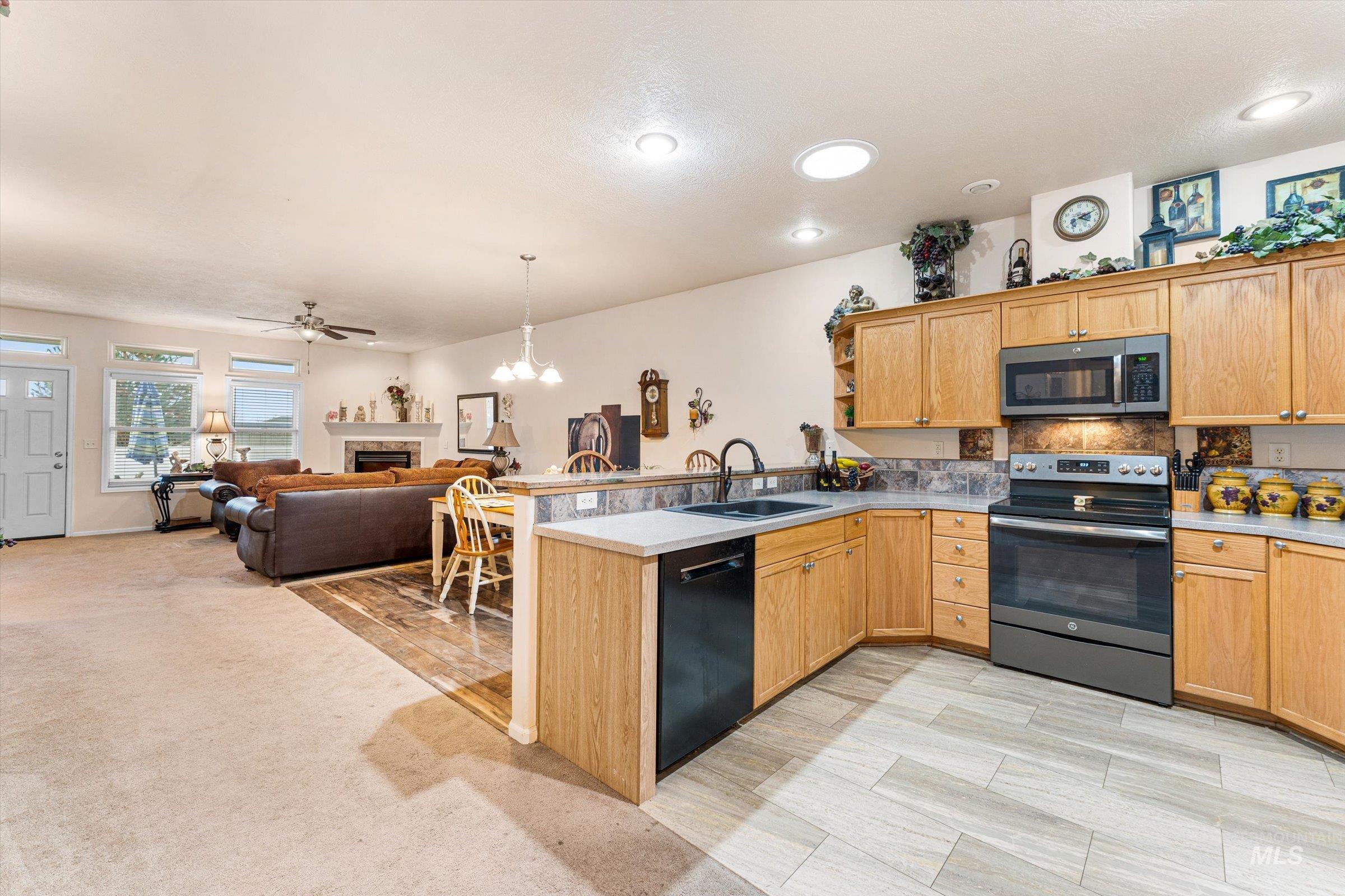 6415 S Zither Pl, Boise, Idaho 83709, 3 Bedrooms, 2 Bathrooms, Residential For Sale, Price $399,990,MLS 98968244