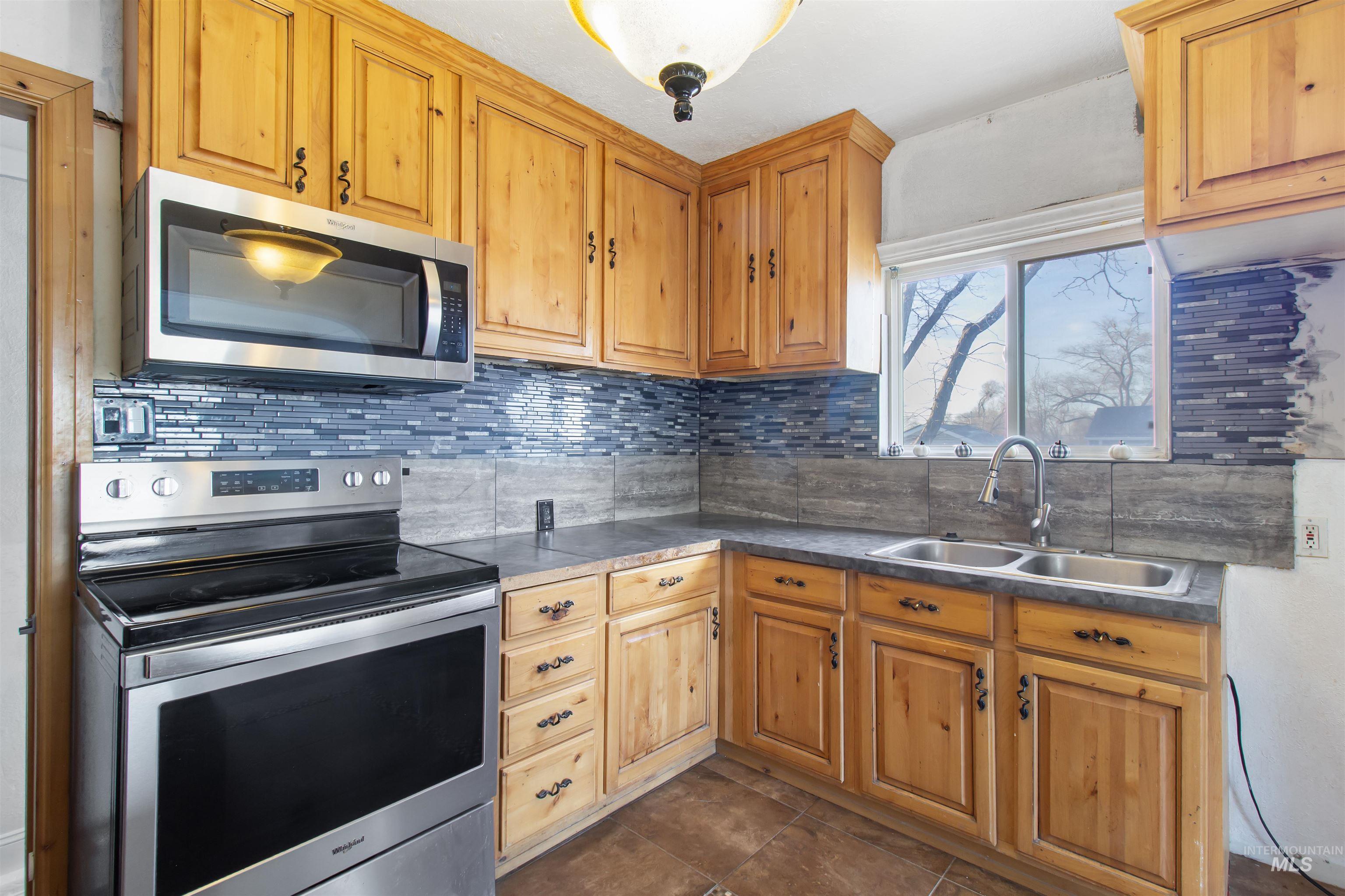 729 N 11th Ave, Buhl, Idaho 83316, 2 Bedrooms, 2 Bathrooms, Residential For Sale, Price $259,000,MLS 98968267