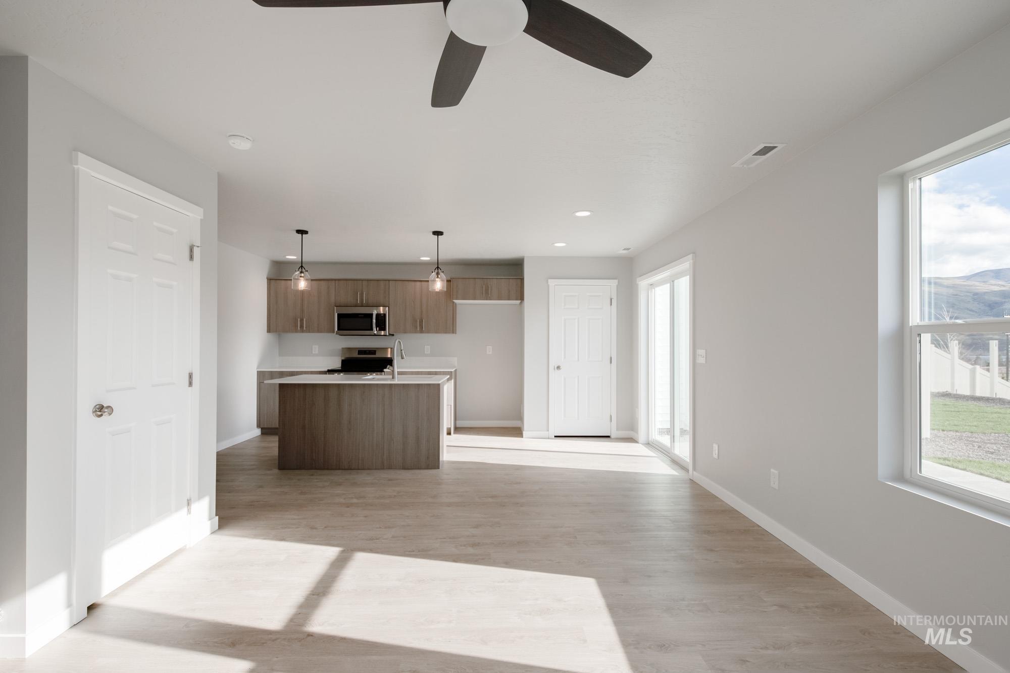 225 Moose St, Horseshoe Bend, Idaho 83629, 3 Bedrooms, 2.5 Bathrooms, Residential For Sale, Price $349,990,MLS 98968339