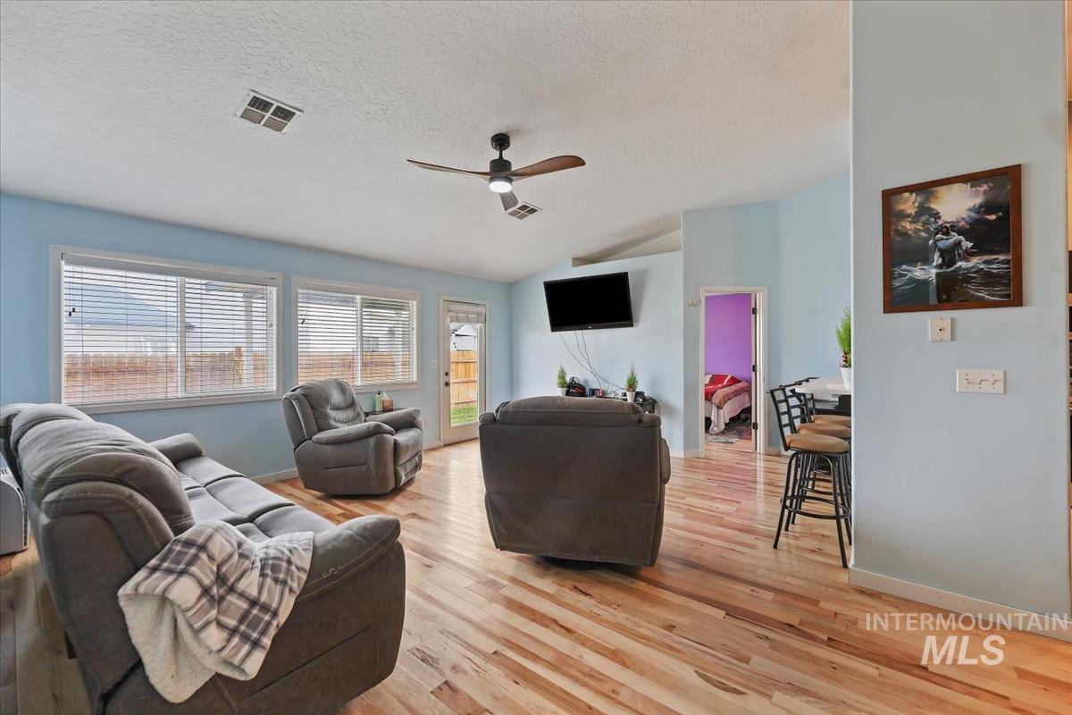 3819 Topeka Ave, Caldwell, Idaho 83605, 3 Bedrooms, 2 Bathrooms, Residential For Sale, Price $359,900,MLS 98968350