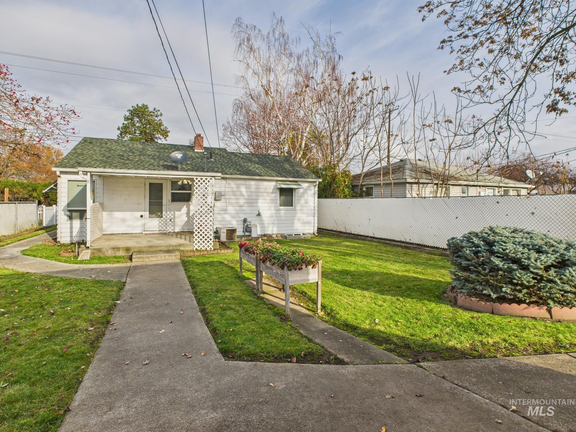 1518 16th Ave, Lewiston, Idaho 83501, 3 Bedrooms, 2 Bathrooms, Residential For Sale, Price $325,000, 98968380