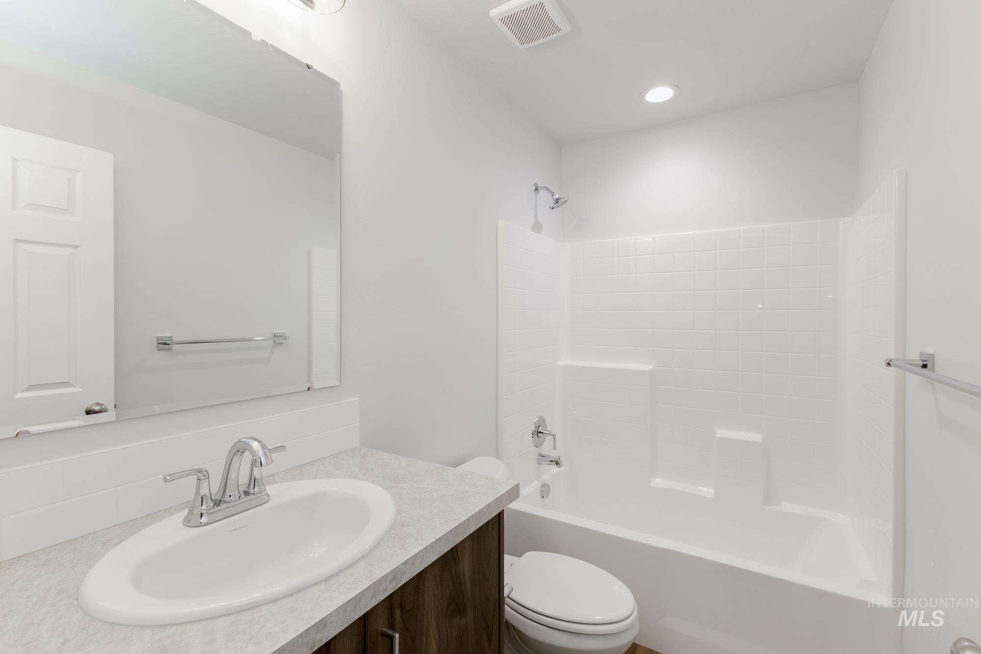 315 N Madrone Ave, Kuna, Idaho 83634, 3 Bedrooms, 2 Bathrooms, Residential For Sale, Price $404,990,MLS 98968382