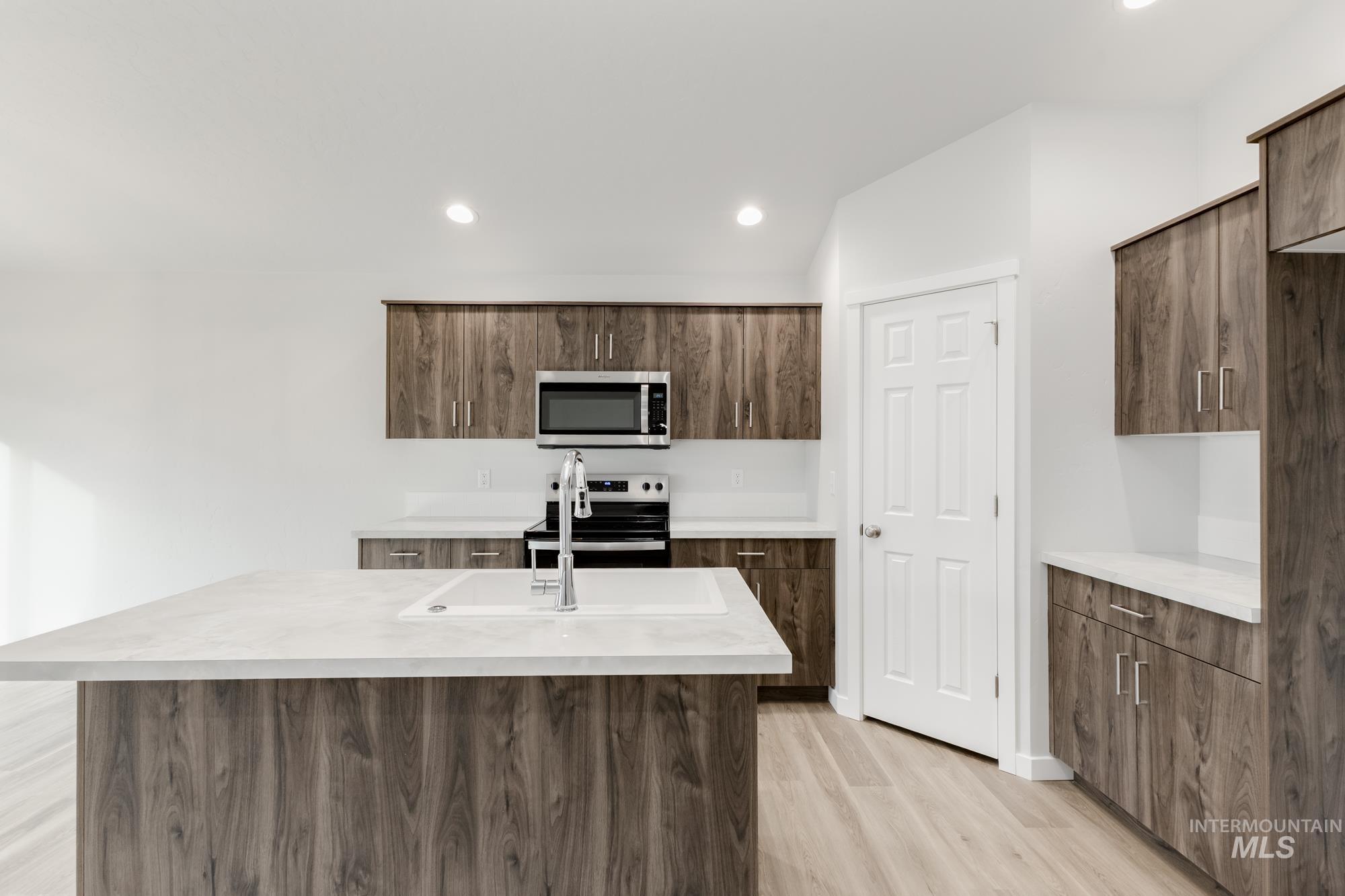 315 N Madrone Ave, Kuna, Idaho 83634, 3 Bedrooms, 2 Bathrooms, Residential For Sale, Price $404,990,MLS 98968382