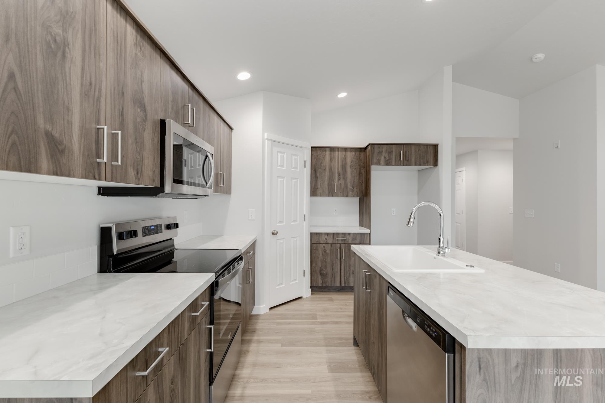 315 N Madrone Ave, Kuna, Idaho 83634, 3 Bedrooms, 2 Bathrooms, Residential For Sale, Price $404,990,MLS 98968382