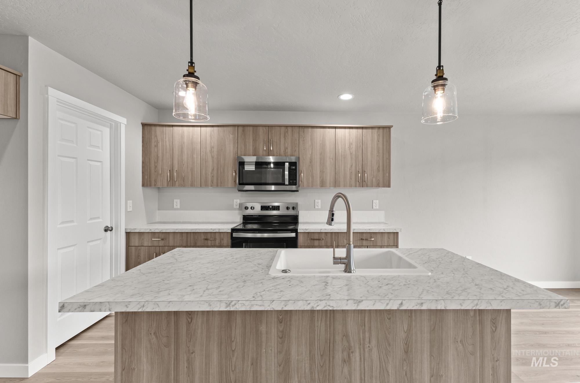 2518 W Fallon Loop, Nampa, Idaho 83651, 3 Bedrooms, 2.5 Bathrooms, Residential For Sale, Price $424,990,MLS 98968407