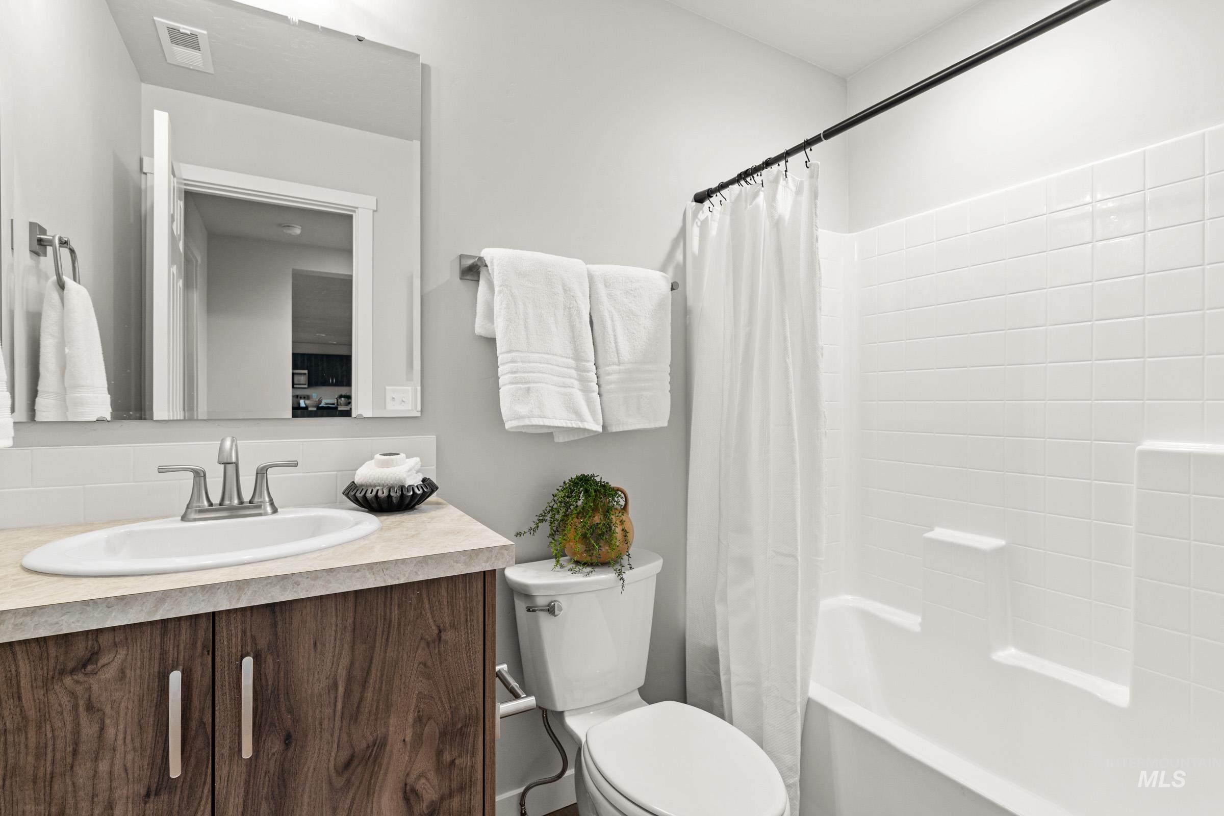 3250 S Maple Ranch Way, Nampa, Idaho 83686, 4 Bedrooms, 3 Bathrooms, Residential For Sale, Price $569,990, 98968432