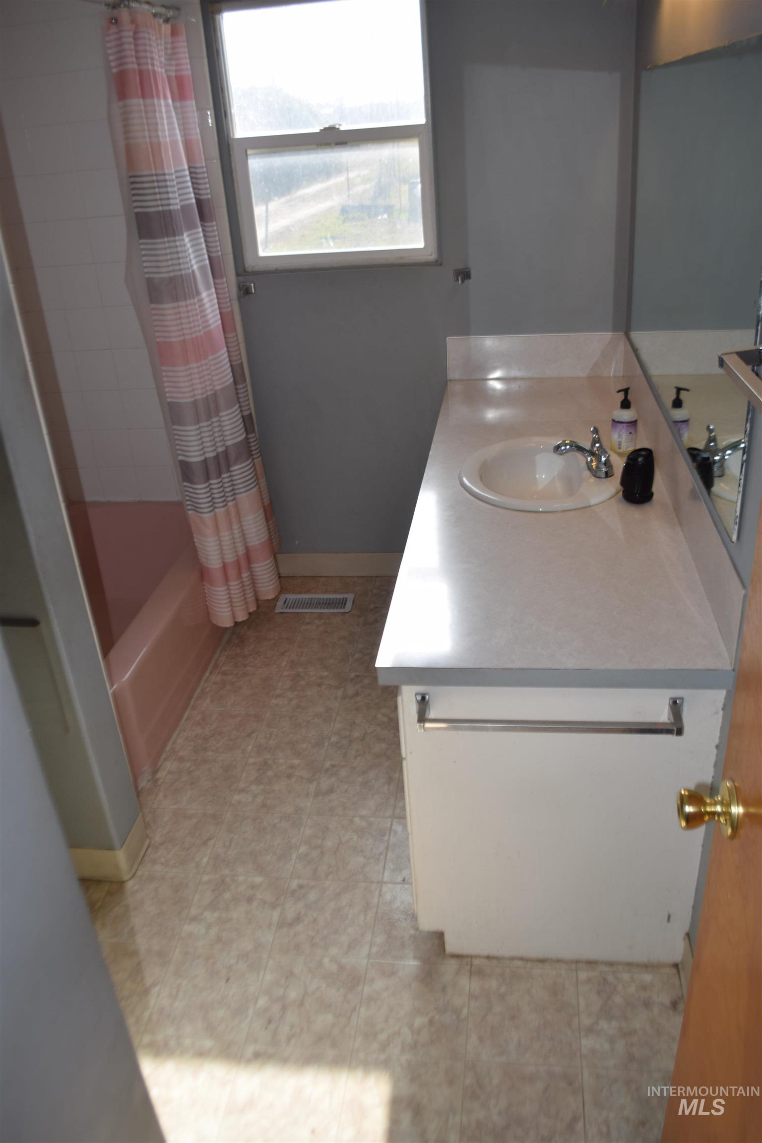 825 E Pine Ave, Meridian, Idaho 83642, 3 Bedrooms, 2 Bathrooms, Residential For Sale, Price $569,888,MLS 98968440