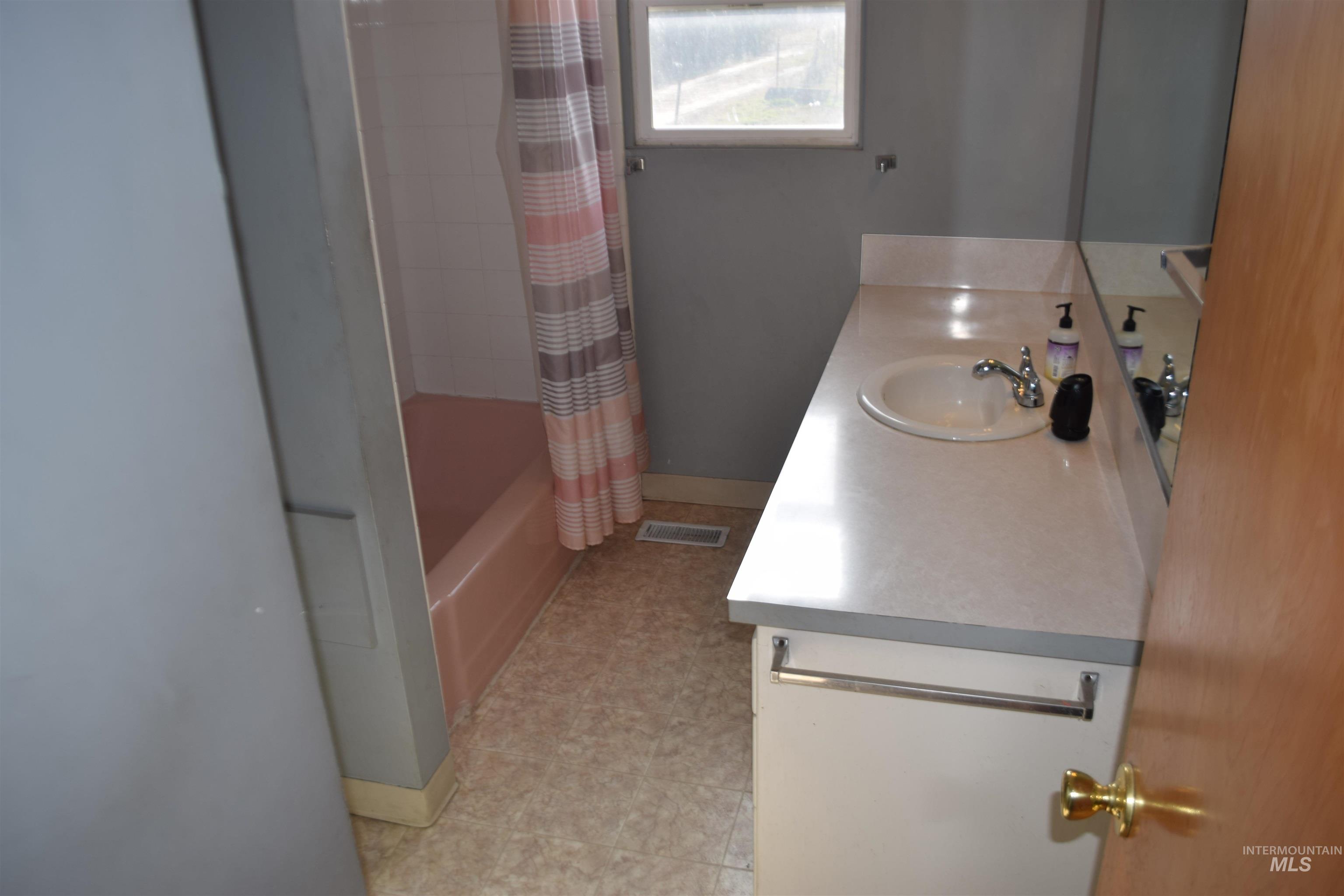 825 E Pine Ave, Meridian, Idaho 83642, 3 Bedrooms, 2 Bathrooms, Residential For Sale, Price $569,888,MLS 98968440