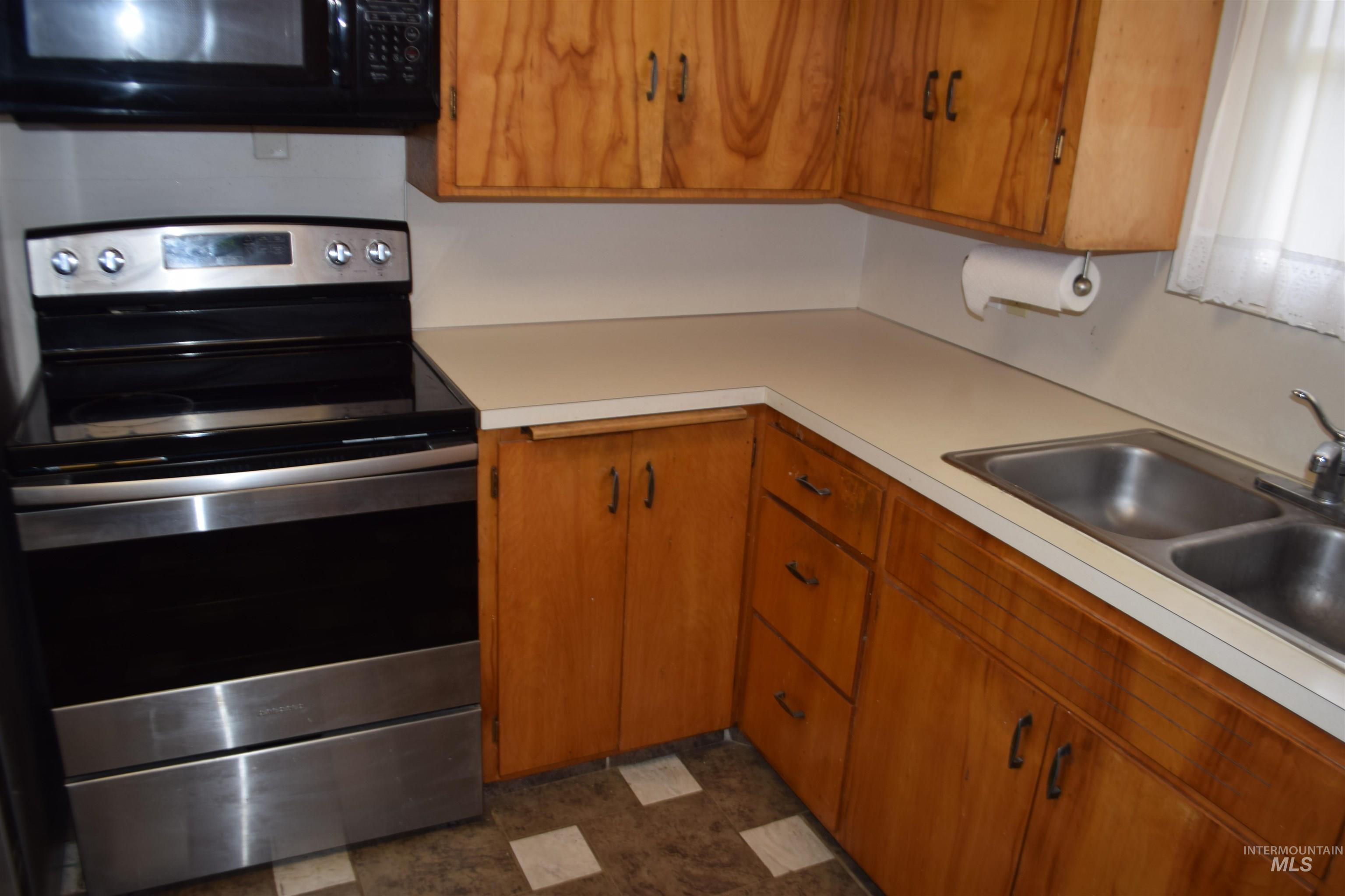 825 E Pine Ave, Meridian, Idaho 83642, 3 Bedrooms, 2 Bathrooms, Residential For Sale, Price $569,888,MLS 98968440