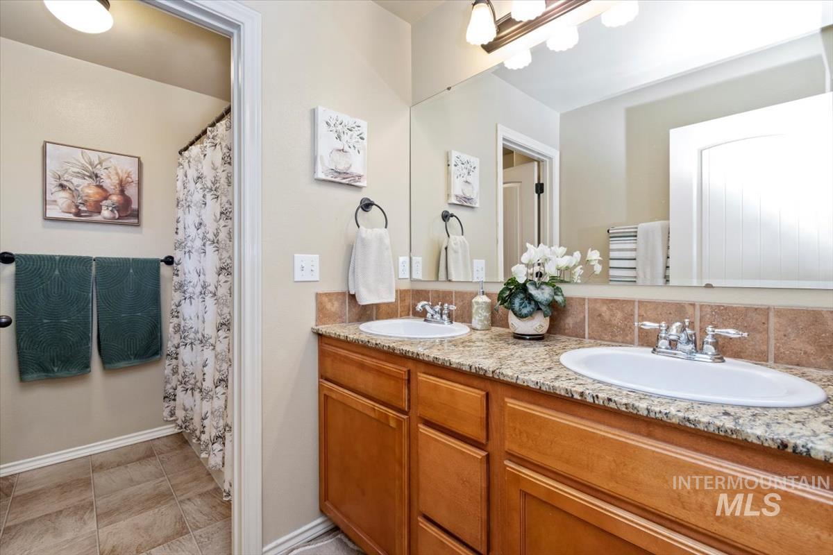 664 S Hydra Avenue, Star, Idaho 83669-5085, 3 Bedrooms, 2.5 Bathrooms, Residential For Sale, Price $599,900,MLS 98968466