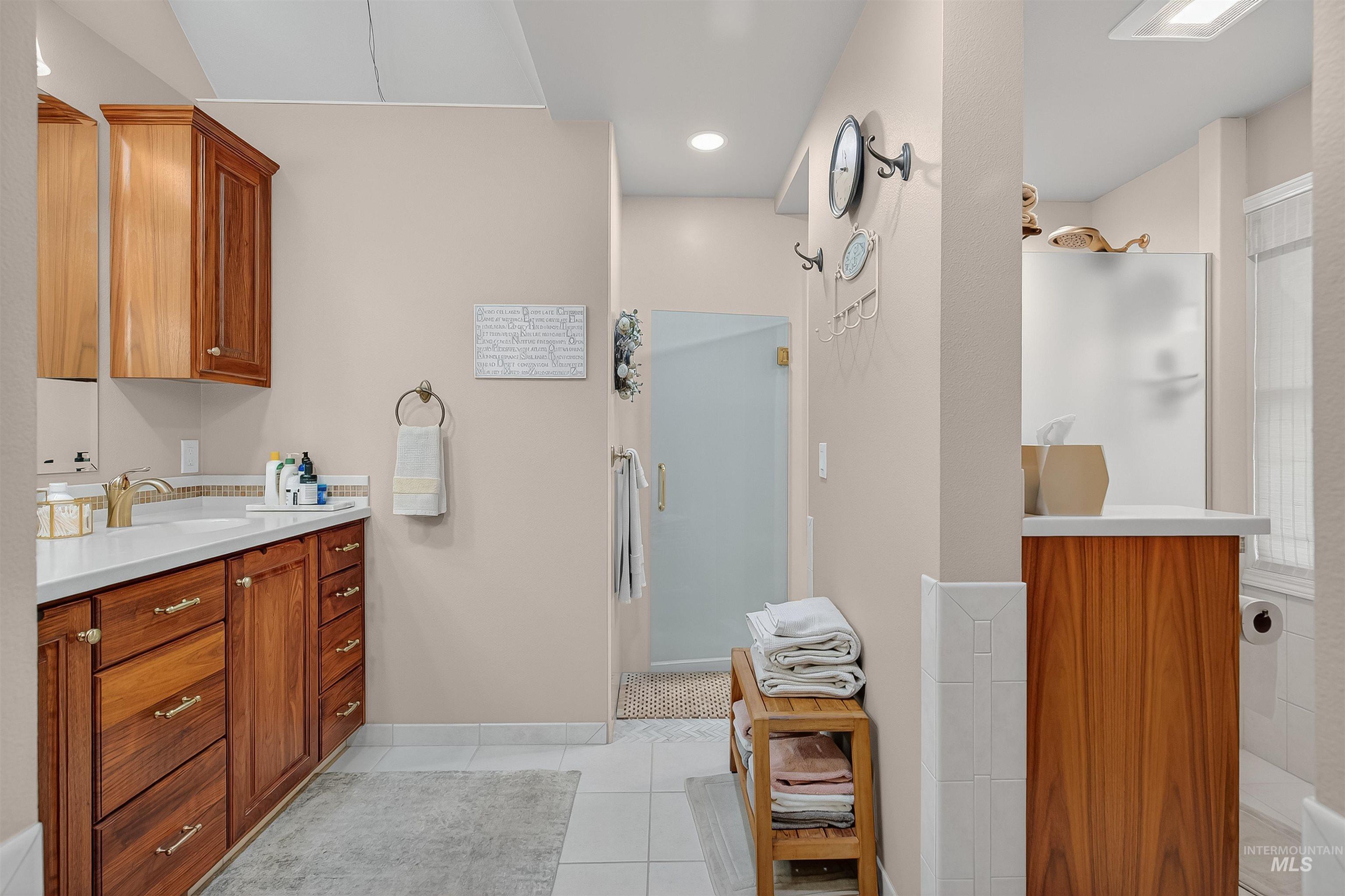 3887 Lakeview Dr, Lewiston, Idaho 83501, 4 Bedrooms, 3.5 Bathrooms, Residential For Sale, Price $779,000, 98968493