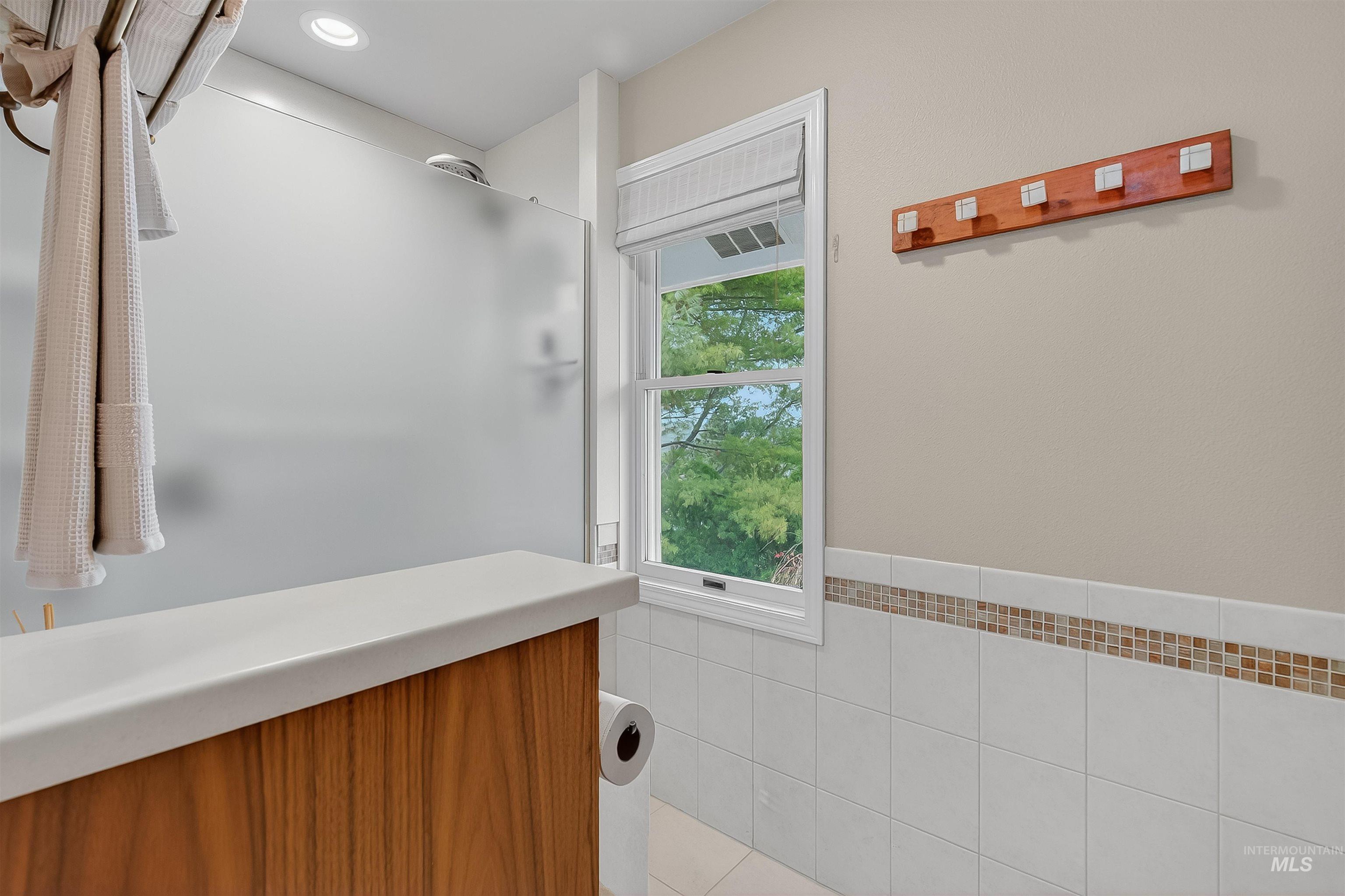 3887 Lakeview Dr, Lewiston, Idaho 83501, 4 Bedrooms, 3.5 Bathrooms, Residential For Sale, Price $779,000, 98968493